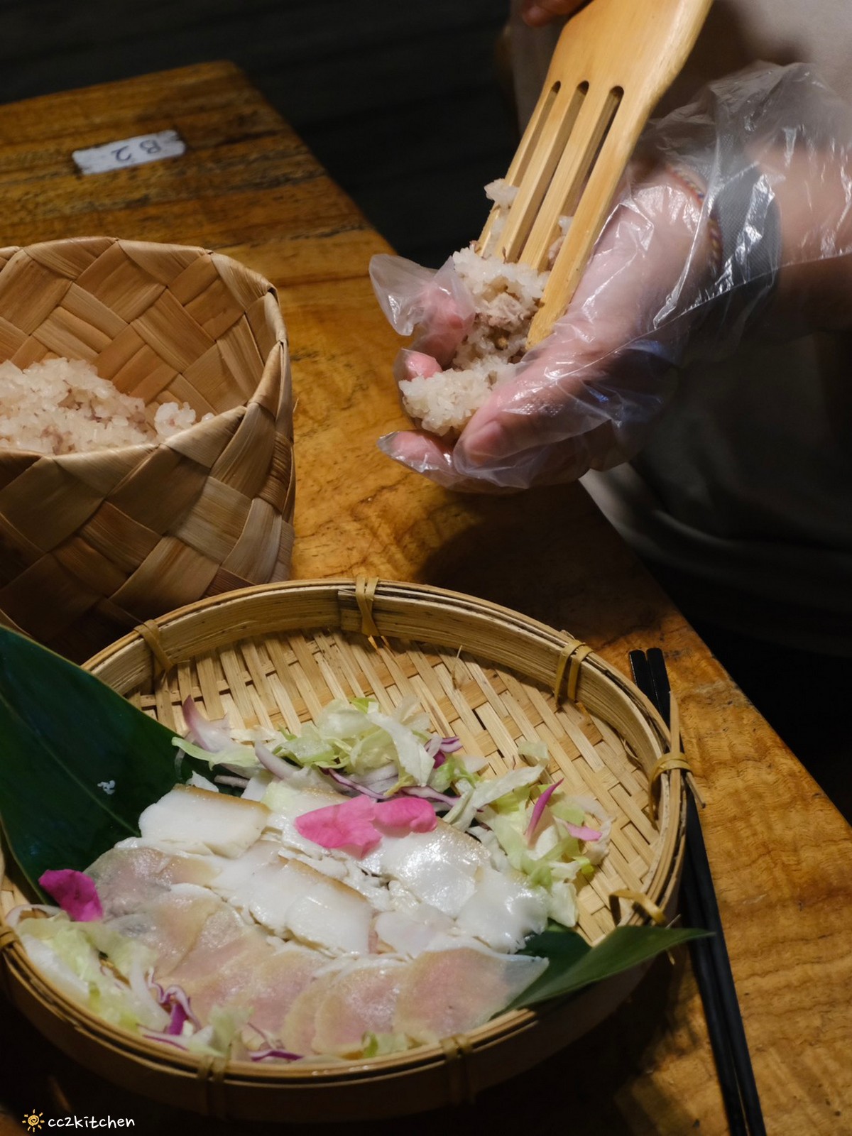 目前台東唯一炭燒野菜羊肉鍋就在「打鹿岸原住民人文主題餐廳-湛藍邊境」！地點鄰近富岡漁港～刺蔥料理、原民美食、海鮮餐廳、海景駐唱一次滿足的台東聚餐好去處！