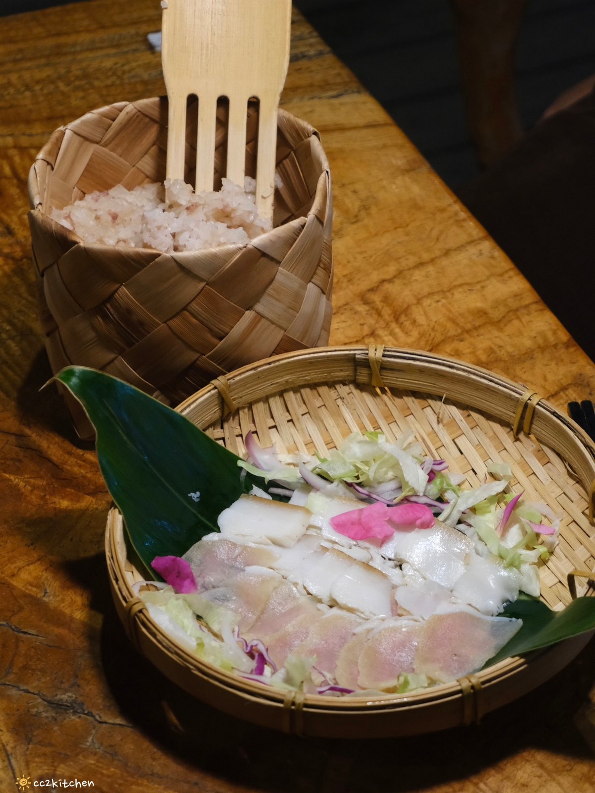 目前台東唯一炭燒野菜羊肉鍋就在「打鹿岸原住民人文主題餐廳-湛藍邊境」！地點鄰近富岡漁港～刺蔥料理、原民美食、海鮮餐廳、海景駐唱一次滿足的台東聚餐好去處！