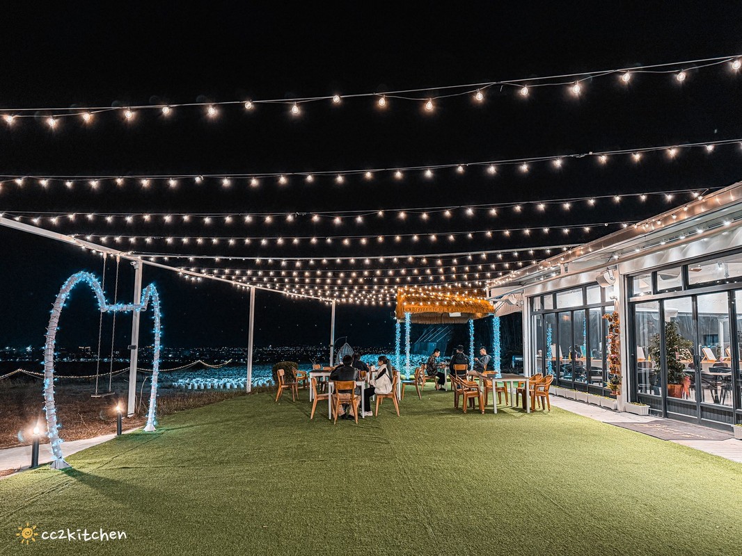 台東最新景觀餐廳「望月坡景觀咖啡廳」開箱~富源半山腰夜景秘境、低消120元就可以不限時用餐+欣賞美美夜景!台東親子友善餐廳、夜晚聚會好去處推薦。 - 第2張圖 台東最新景觀餐廳「望月坡景觀咖啡廳」開箱~富源半山腰夜景秘境、低消120元就可以不限時用餐+欣賞美美夜景!台東親子友善餐廳、夜晚聚會好去處推薦。