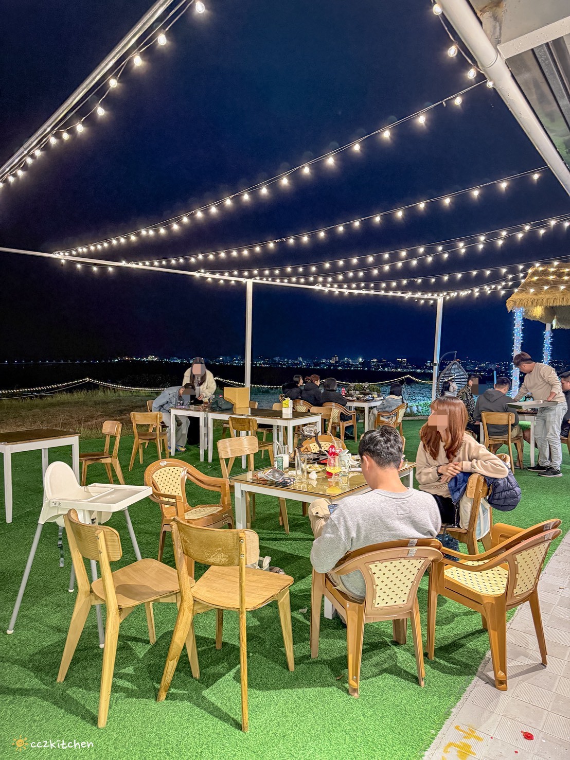 台東最新景觀餐廳「望月坡景觀咖啡廳」開箱~富源半山腰夜景秘境、低消120元就可以不限時用餐+欣賞美美夜景!台東親子友善餐廳、夜晚聚會好去處推薦。 - 第8張圖 台東最新景觀餐廳「望月坡景觀咖啡廳」開箱~富源半山腰夜景秘境、低消120元就可以不限時用餐+欣賞美美夜景!台東親子友善餐廳、夜晚聚會好去處推薦。