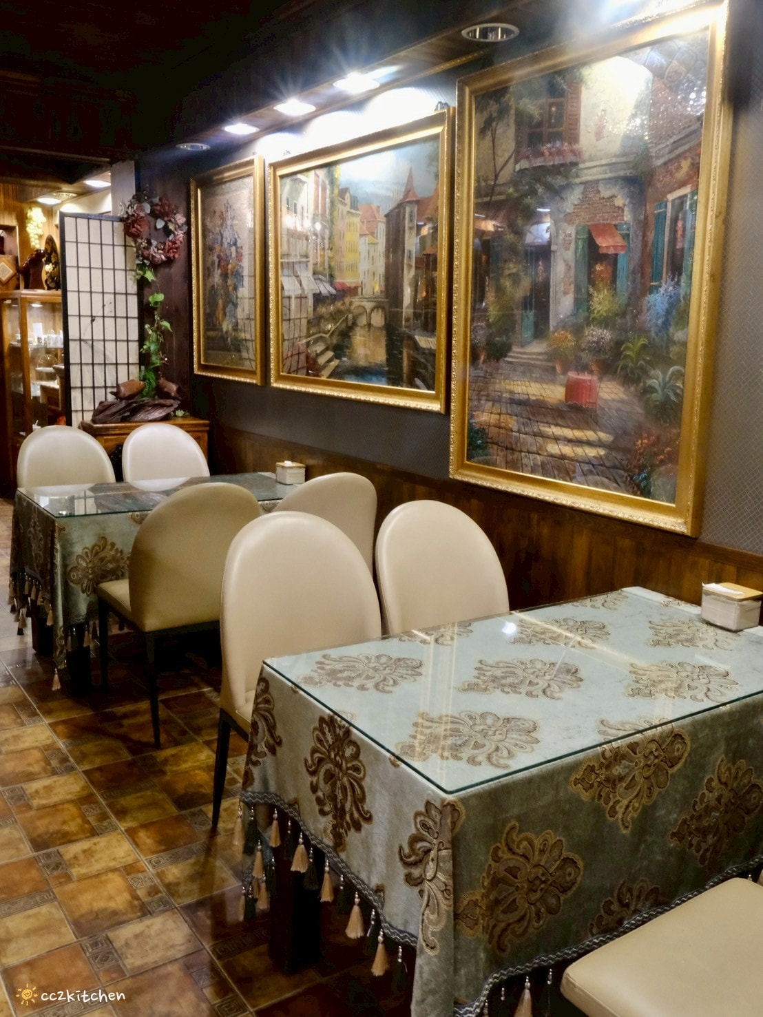 台東美食推薦「金采複合式精品&餐飲」，隱身天后宮附近的歐風復古餐廳，必吃台東少見咖哩叻沙湯麵，結合精品選物的異國料理好去處～