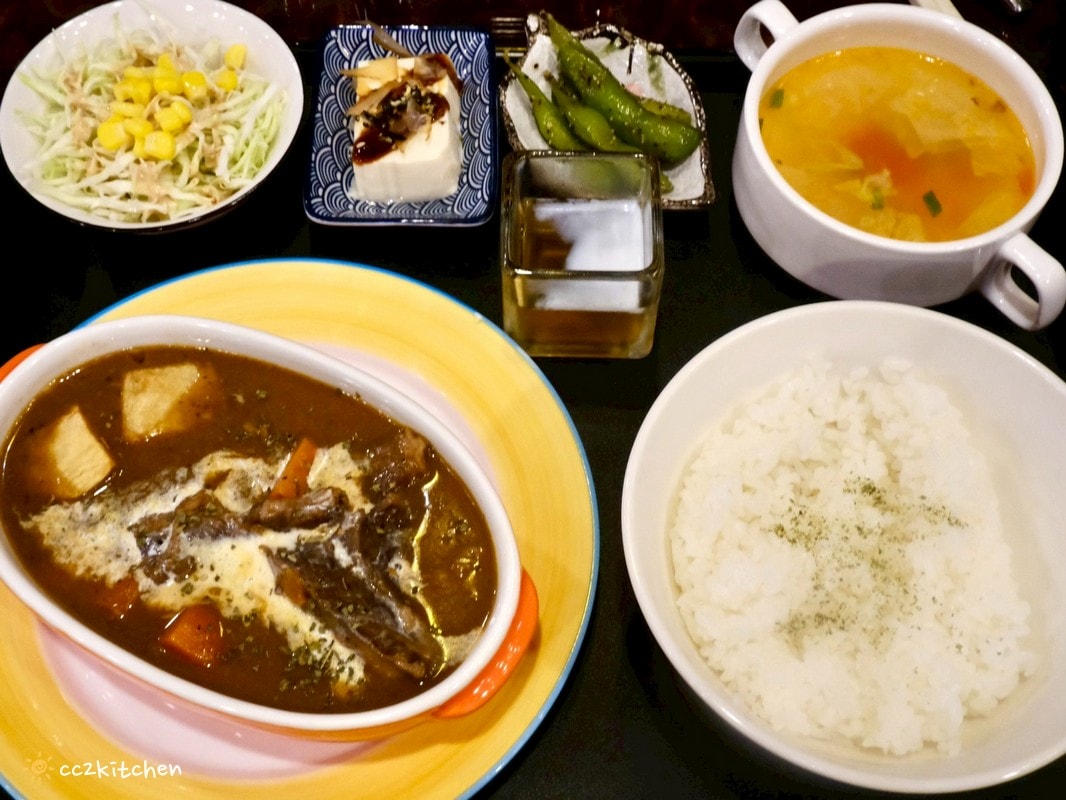 台東美食推薦「金采複合式精品&餐飲」，隱身天后宮附近的歐風復古餐廳，必吃台東少見咖哩叻沙湯麵，結合精品選物的異國料理好去處～