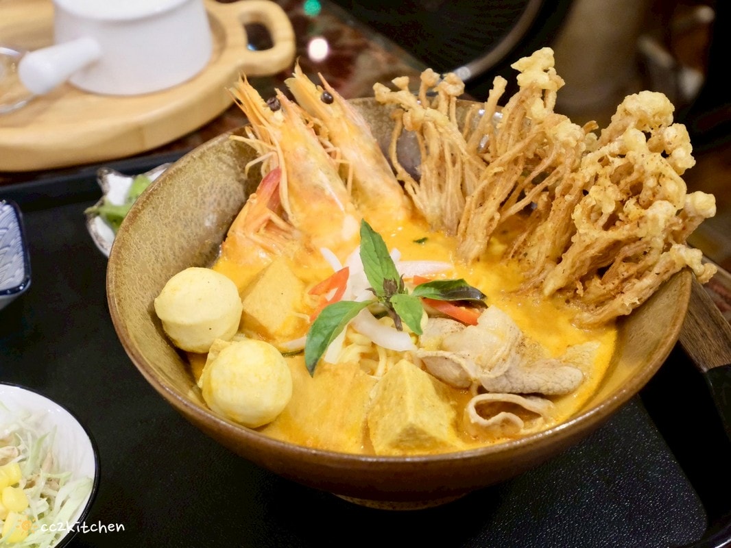 台東美食推薦「金采複合式精品&餐飲」，隱身天后宮附近的歐風復古餐廳，必吃台東少見咖哩叻沙湯麵，結合精品選物的異國料理好去處～