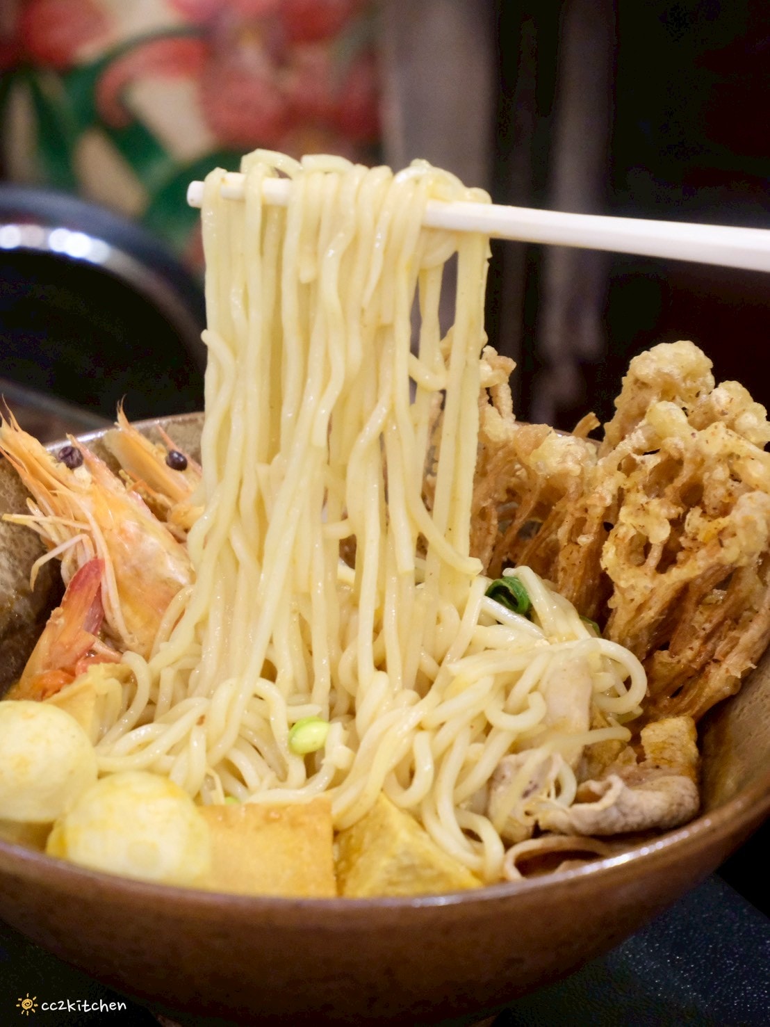 台東美食推薦「金采複合式精品&餐飲」，隱身天后宮附近的歐風復古餐廳，必吃台東少見咖哩叻沙湯麵，結合精品選物的異國料理好去處～