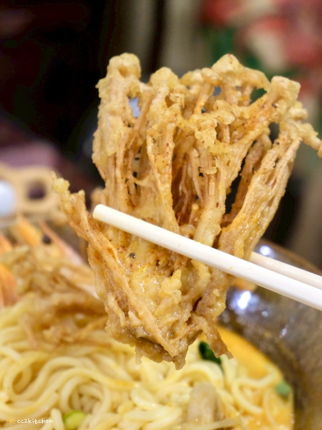 台東美食推薦「金采複合式精品&餐飲」，隱身天后宮附近的歐風復古餐廳，必吃台東少見咖哩叻沙湯麵，結合精品選物的異國料理好去處～