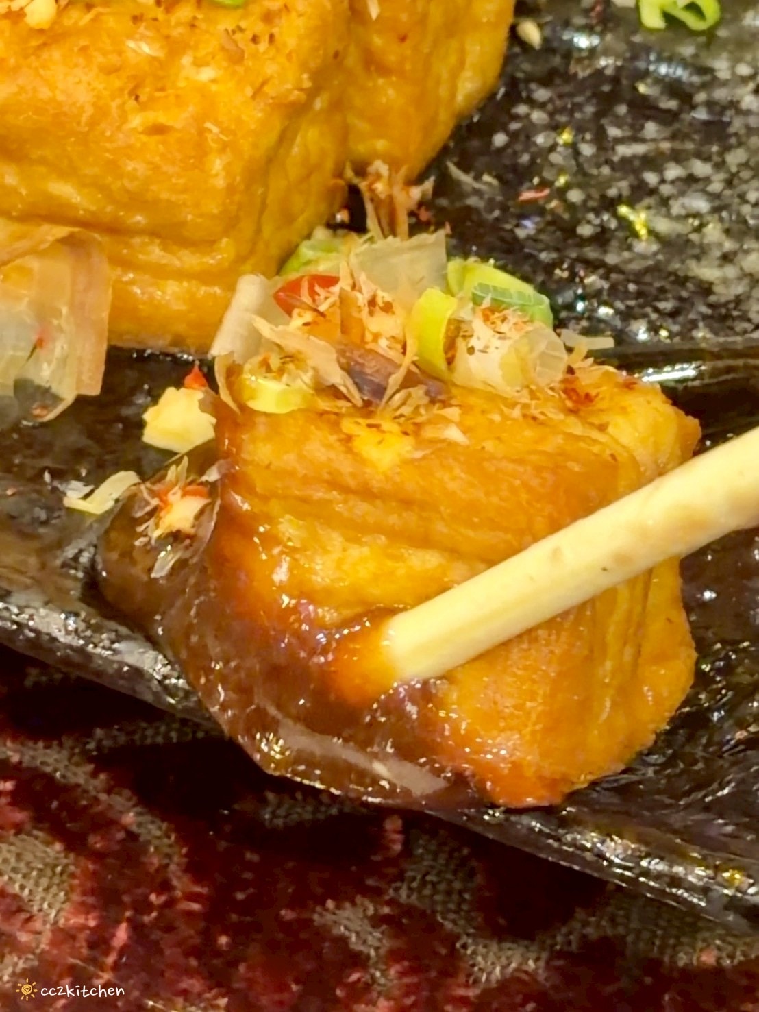 台東美食推薦「金采複合式精品&餐飲」，隱身天后宮附近的歐風復古餐廳，必吃台東少見咖哩叻沙湯麵，結合精品選物的異國料理好去處～