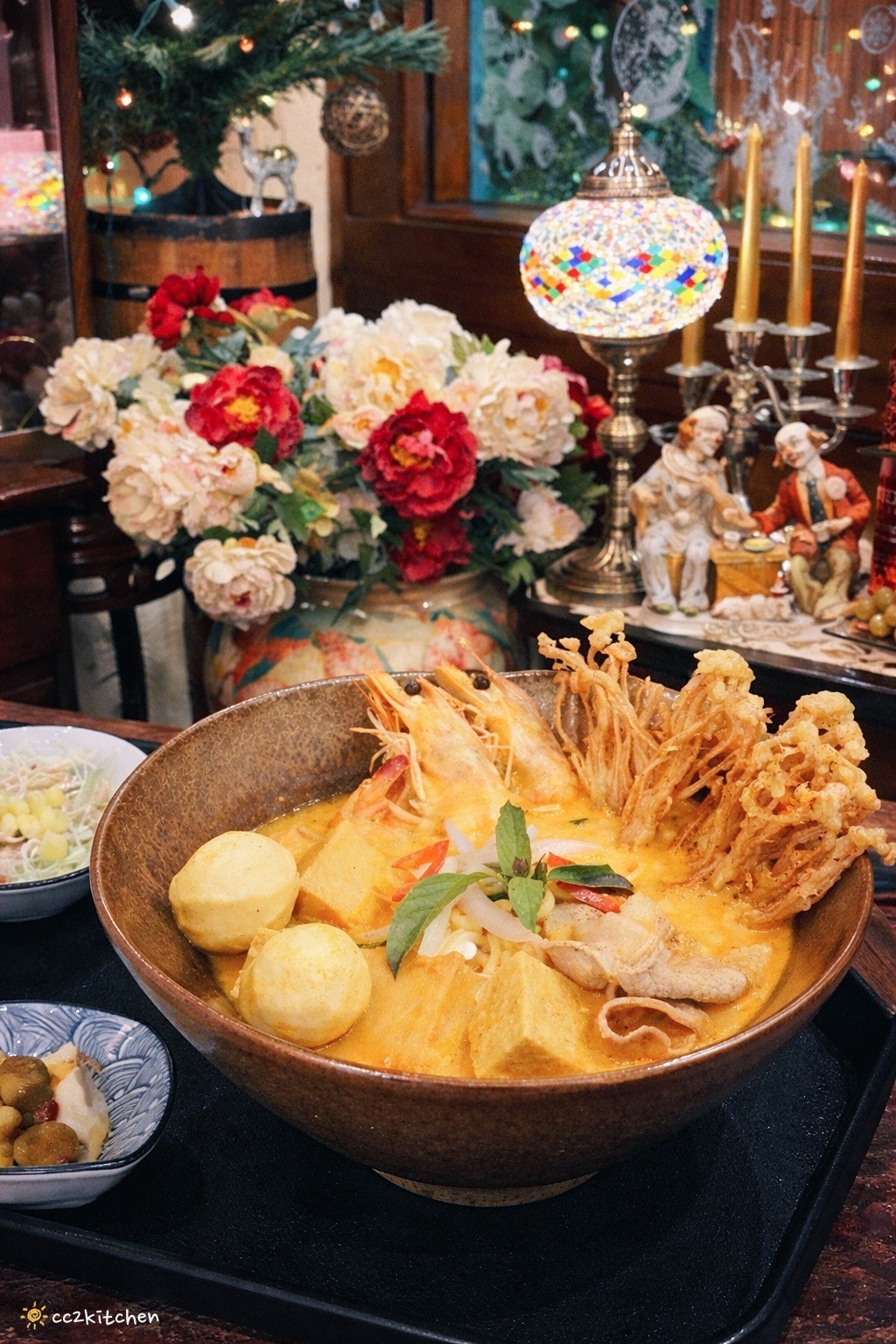 台東美食推薦「金采複合式精品&餐飲」，隱身天后宮附近的歐風復古餐廳，必吃台東少見咖哩叻沙湯麵，結合精品選物的異國料理好去處～
