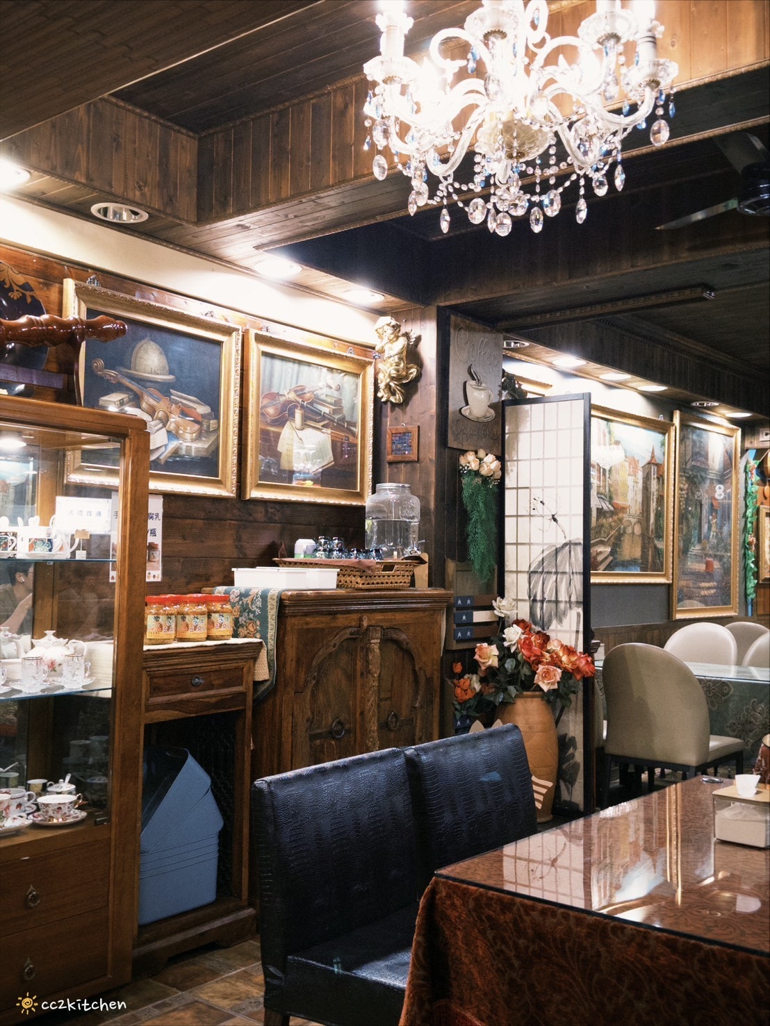 台東美食推薦「金采複合式精品&餐飲」，隱身天后宮附近的歐風復古餐廳，必吃台東少見咖哩叻沙湯麵，結合精品選物的異國料理好去處～