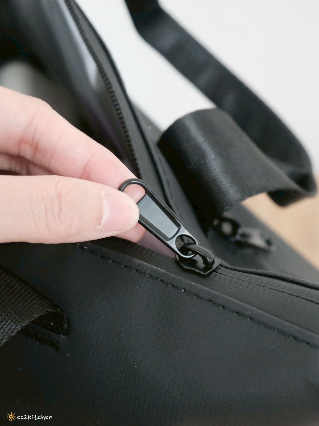 【上班族必備好物推薦】LiFE RiCH 富川創造「Loft Tote 城市隨行包」開箱！上班通勤、日常外出一包搞定～分層收納、防水保溫、帶便當不混味！