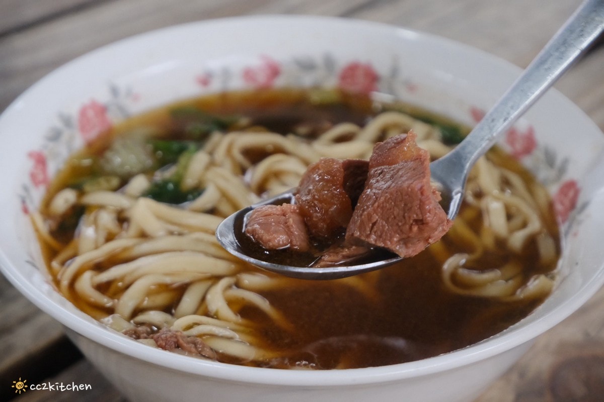台東初鹿隱藏版美食「龍過脈貨櫃屋－阿朱牛肉麵」～藏在山路小徑大樹下的牛肉麵，一碗讓人等了幾個月、差點因車禍錯過的在地美味小吃。