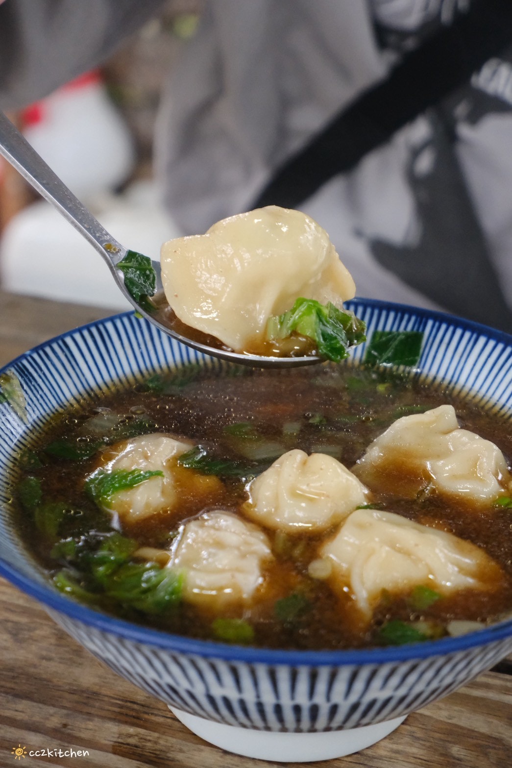 台東初鹿隱藏版美食「龍過脈貨櫃屋－阿朱牛肉麵」～藏在山路小徑大樹下的牛肉麵，一碗讓人等了幾個月、差點因車禍錯過的在地美味小吃。