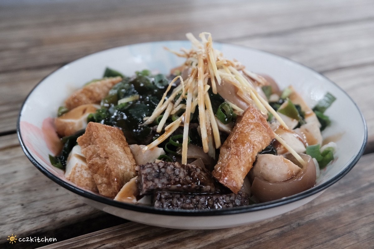 台東初鹿隱藏版美食「龍過脈貨櫃屋－阿朱牛肉麵」～藏在山路小徑大樹下的牛肉麵，一碗讓人等了幾個月、差點因車禍錯過的在地美味小吃。