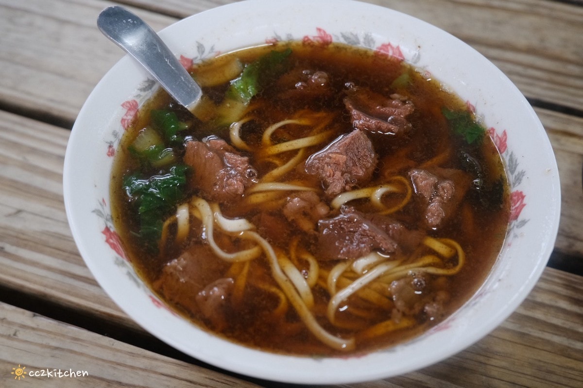 台東初鹿隱藏版美食「龍過脈貨櫃屋－阿朱牛肉麵」～藏在山路小徑大樹下的牛肉麵，一碗讓人等了幾個月、差點因車禍錯過的在地美味小吃。