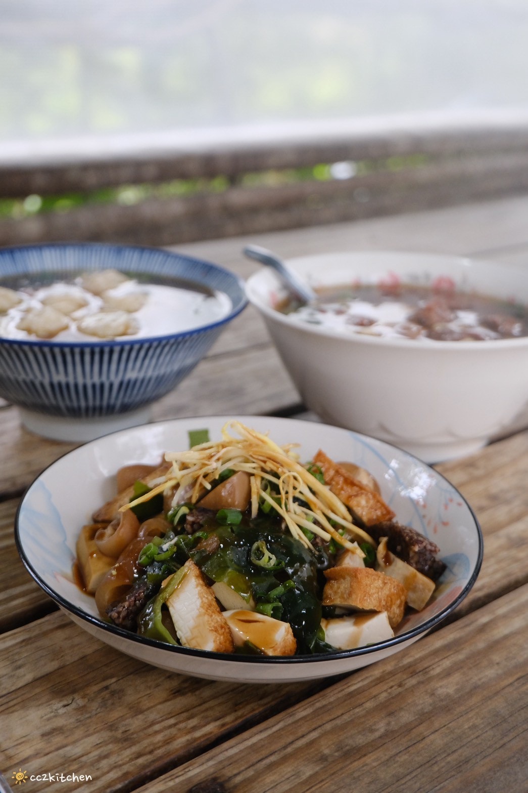 台東初鹿隱藏版美食「龍過脈貨櫃屋－阿朱牛肉麵」～藏在山路小徑大樹下的牛肉麵，一碗讓人等了幾個月、差點因車禍錯過的在地美味小吃。