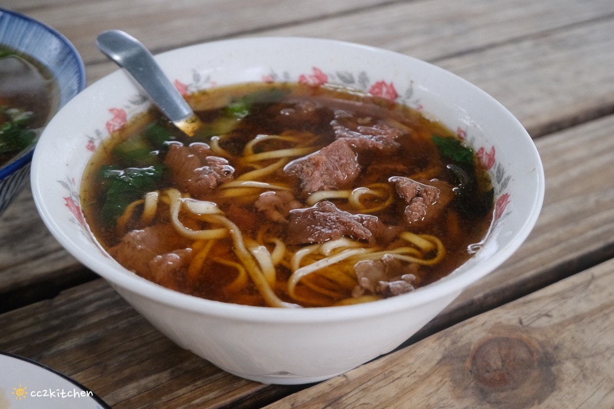 台東初鹿隱藏版美食「龍過脈貨櫃屋－阿朱牛肉麵」～藏在山路小徑大樹下的牛肉麵，一碗讓人等了幾個月、差點因車禍錯過的在地美味小吃。