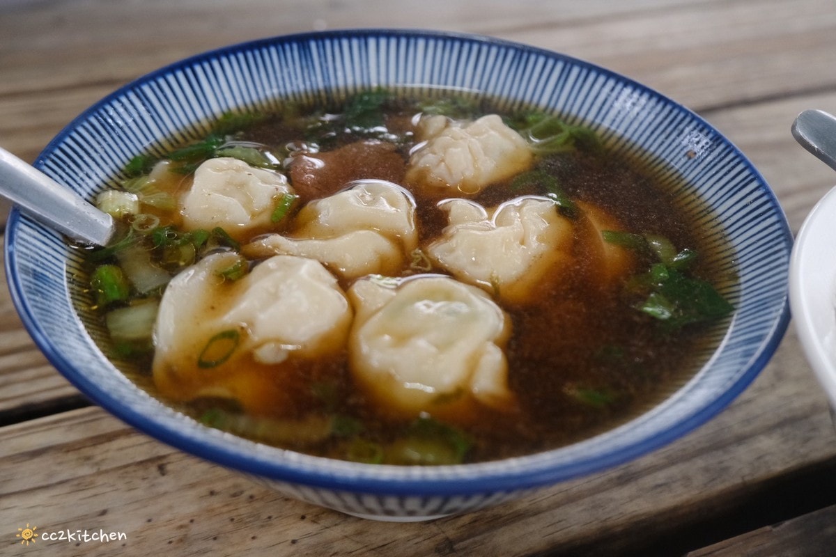 台東初鹿隱藏版美食「龍過脈貨櫃屋－阿朱牛肉麵」～藏在山路小徑大樹下的牛肉麵，一碗讓人等了幾個月、差點因車禍錯過的在地美味小吃。