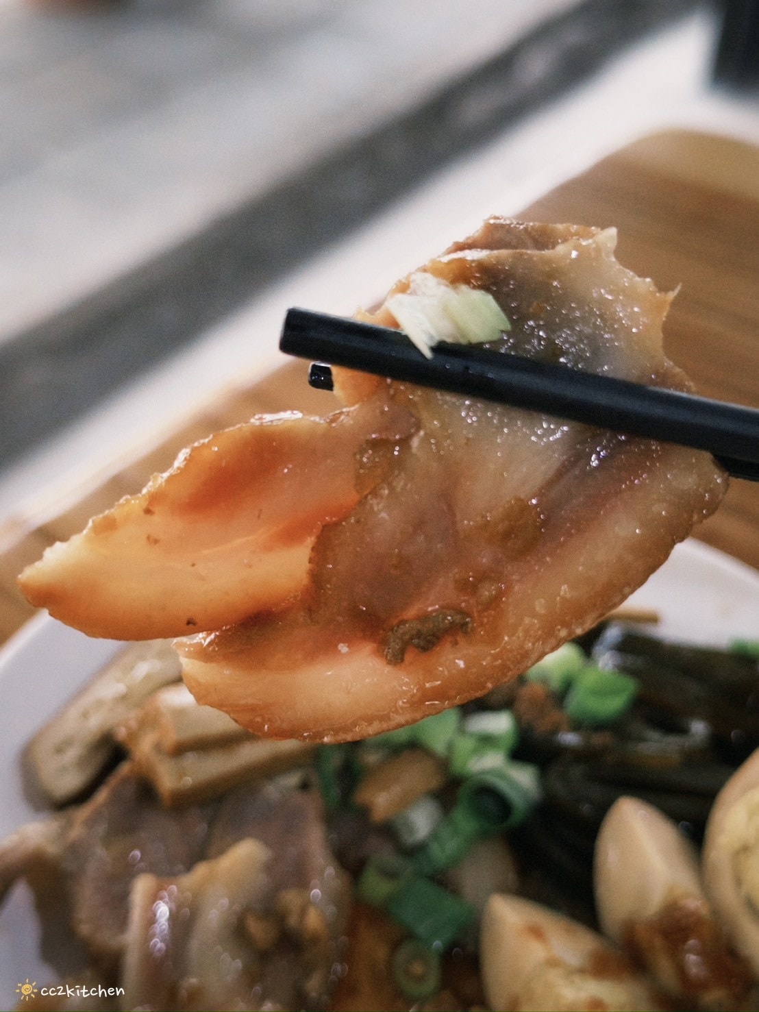 台東知本隱藏版古早味小吃「二春扁食」路邊低調小店，皮薄扎實的手工扁食與餛飩麵，台東知本溫泉平價美食小吃推薦。
