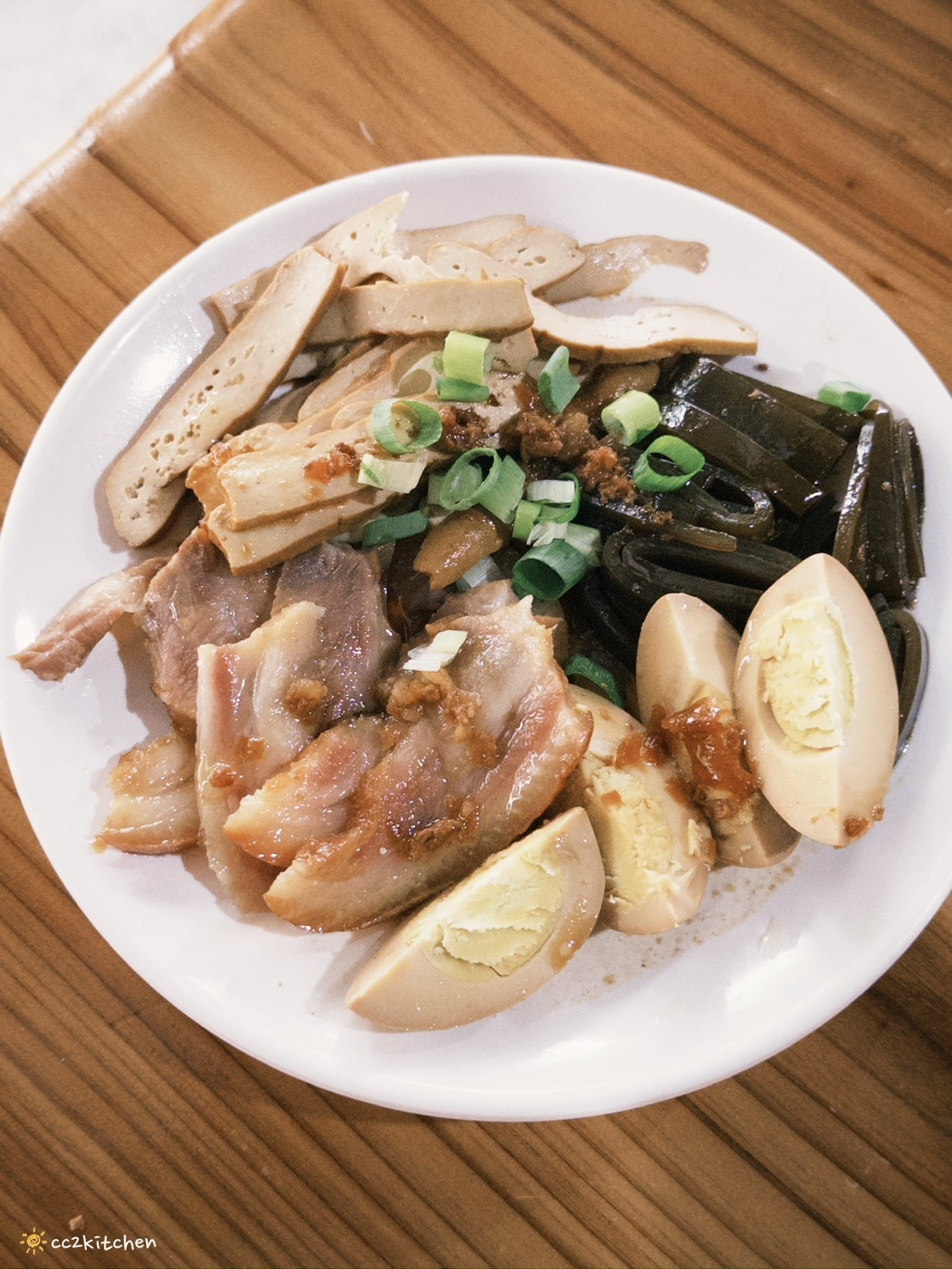 台東知本隱藏版古早味小吃「二春扁食」路邊低調小店，皮薄扎實的手工扁食與餛飩麵，台東知本溫泉平價美食小吃推薦。