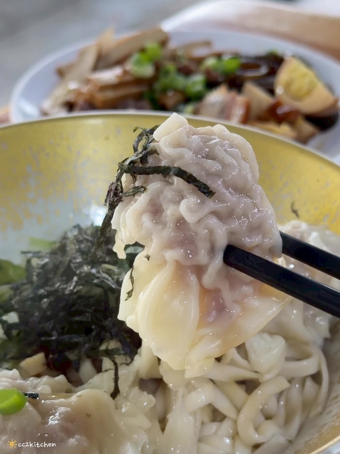 台東知本隱藏版古早味小吃「二春扁食」路邊低調小店，皮薄扎實的手工扁食與餛飩麵，台東知本溫泉平價美食小吃推薦。