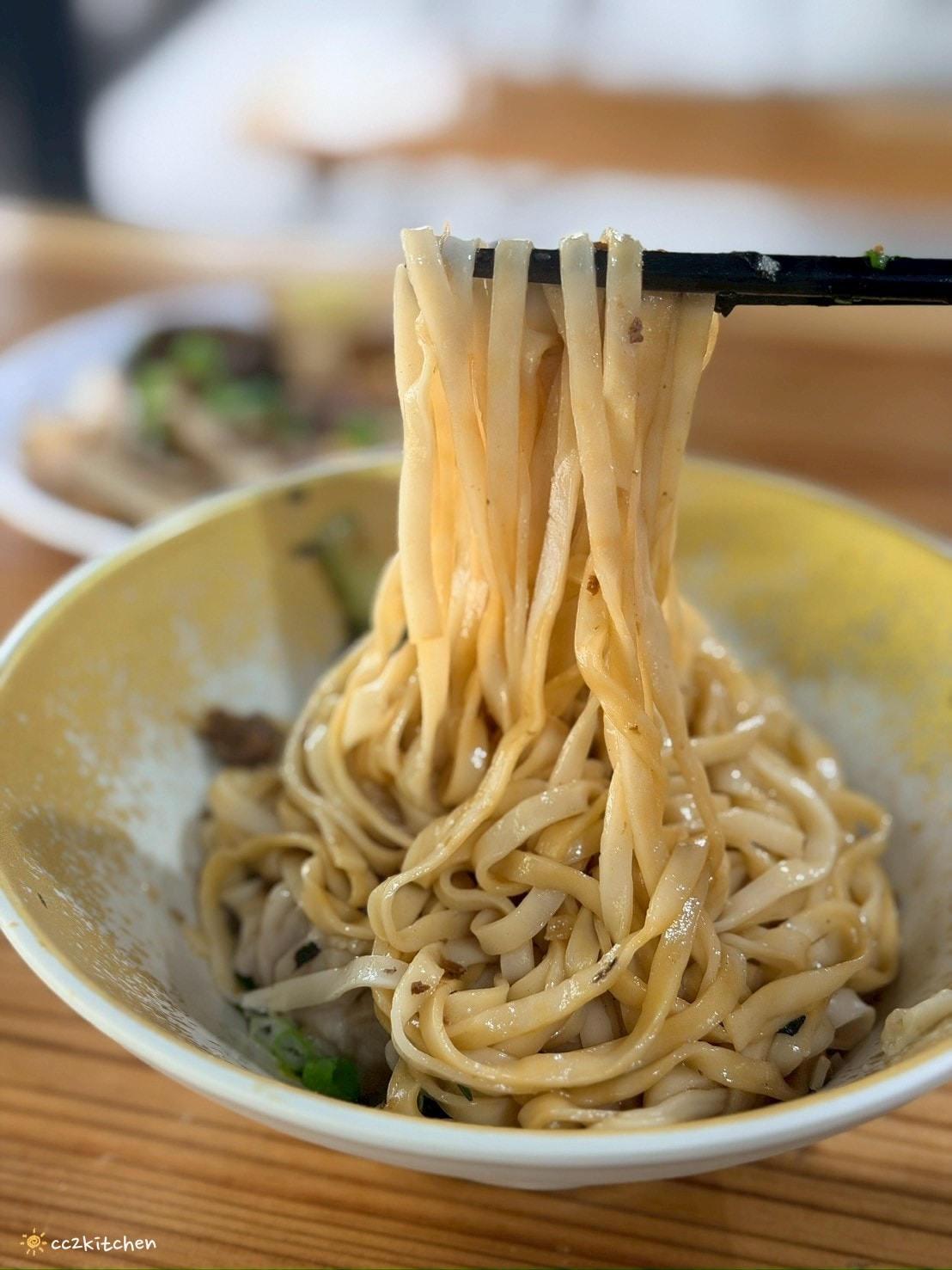 台東知本隱藏版古早味小吃「二春扁食」路邊低調小店，皮薄扎實的手工扁食與餛飩麵，台東知本溫泉平價美食小吃推薦。