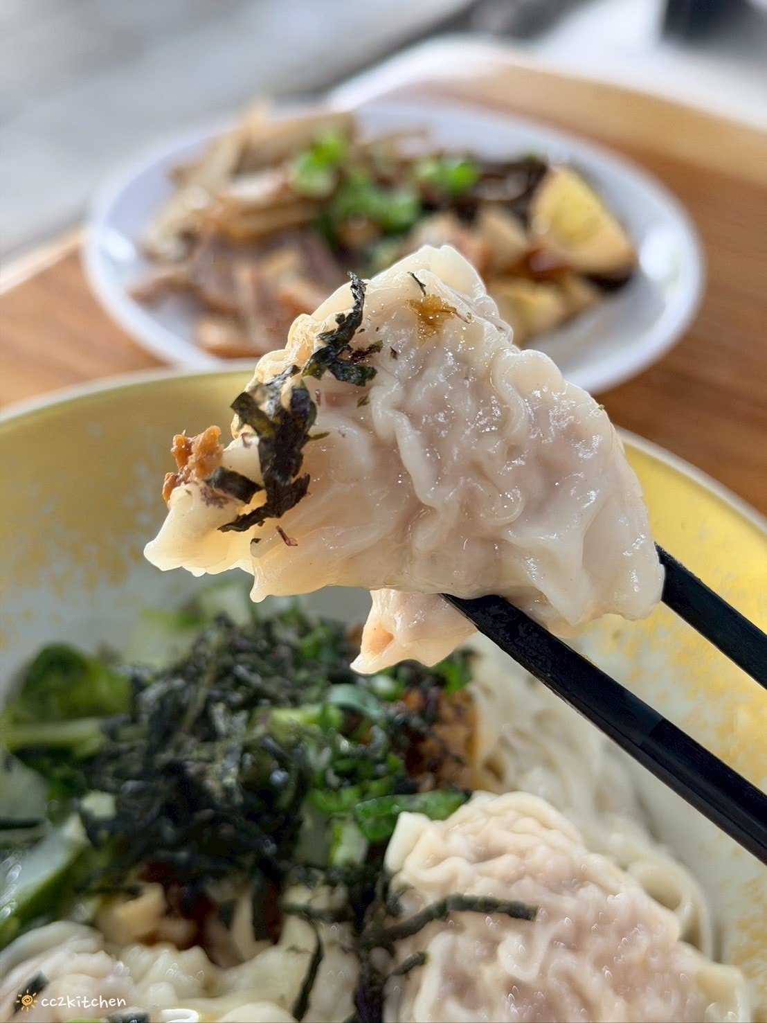 台東知本隱藏版古早味小吃「二春扁食」路邊低調小店，皮薄扎實的手工扁食與餛飩麵，台東知本溫泉平價美食小吃推薦。