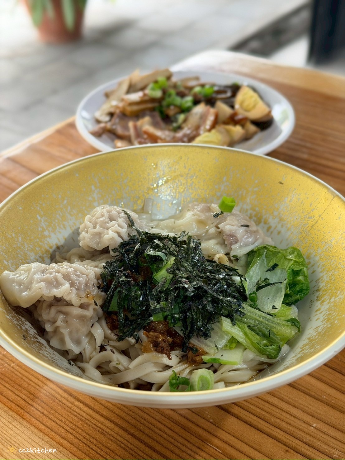 台東知本隱藏版古早味小吃「二春扁食」路邊低調小店，皮薄扎實的手工扁食與餛飩麵，台東知本溫泉平價美食小吃推薦。