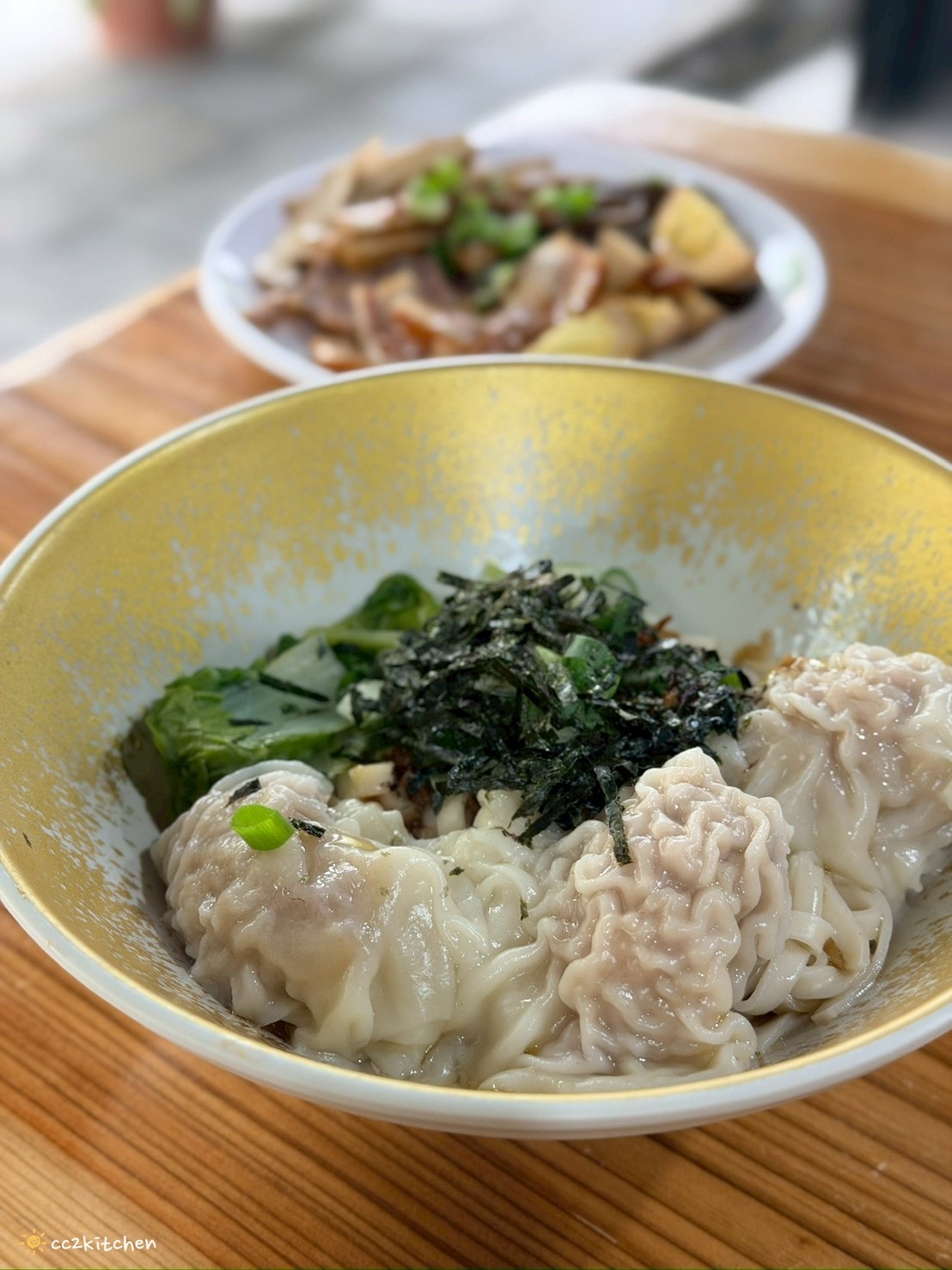 台東知本隱藏版古早味小吃「二春扁食」路邊低調小店，皮薄扎實的手工扁食與餛飩麵，台東知本溫泉平價美食小吃推薦。