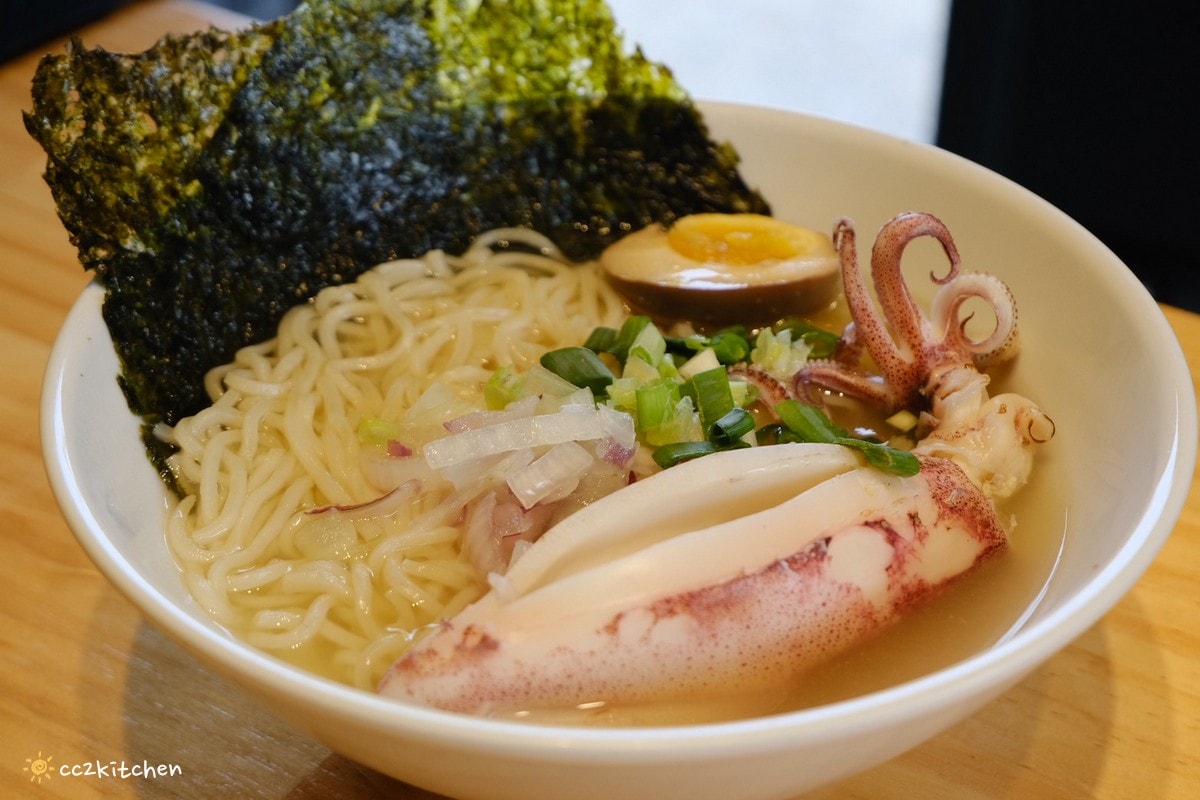 台東大武美食推薦、南迴公路特色拉麵！「大和製物所」台東唯一豆腐拉麵套餐，隱身大武橋旁黑色老屋，由双亭院、絲綢咖啡主廚監製的清爽雞白湯台式拉麵。