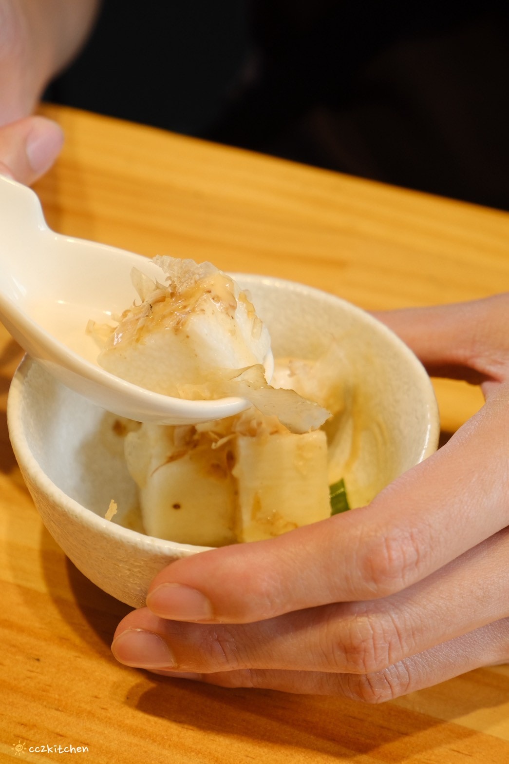 台東大武美食推薦、南迴公路特色拉麵！「大和製物所」台東唯一豆腐拉麵套餐，隱身大武橋旁黑色老屋，由双亭院、絲綢咖啡主廚監製的清爽雞白湯台式拉麵。