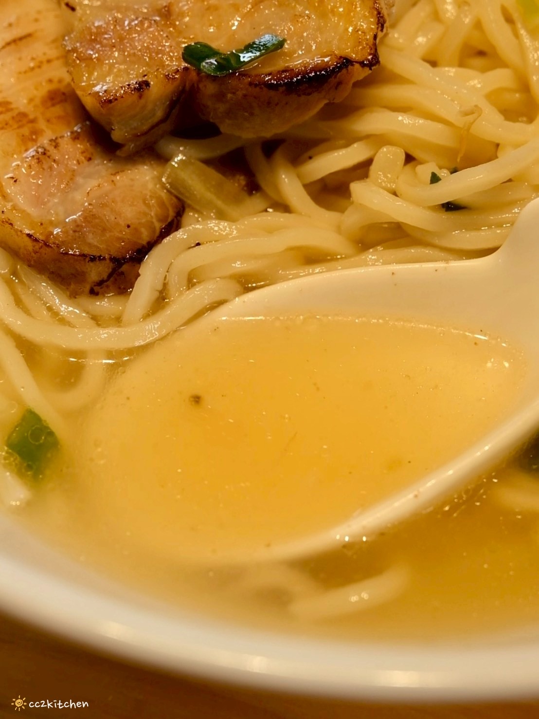 台東大武美食推薦、南迴公路特色拉麵！「大和製物所」台東唯一豆腐拉麵套餐，隱身大武橋旁黑色老屋，由双亭院、絲綢咖啡主廚監製的清爽雞白湯台式拉麵。