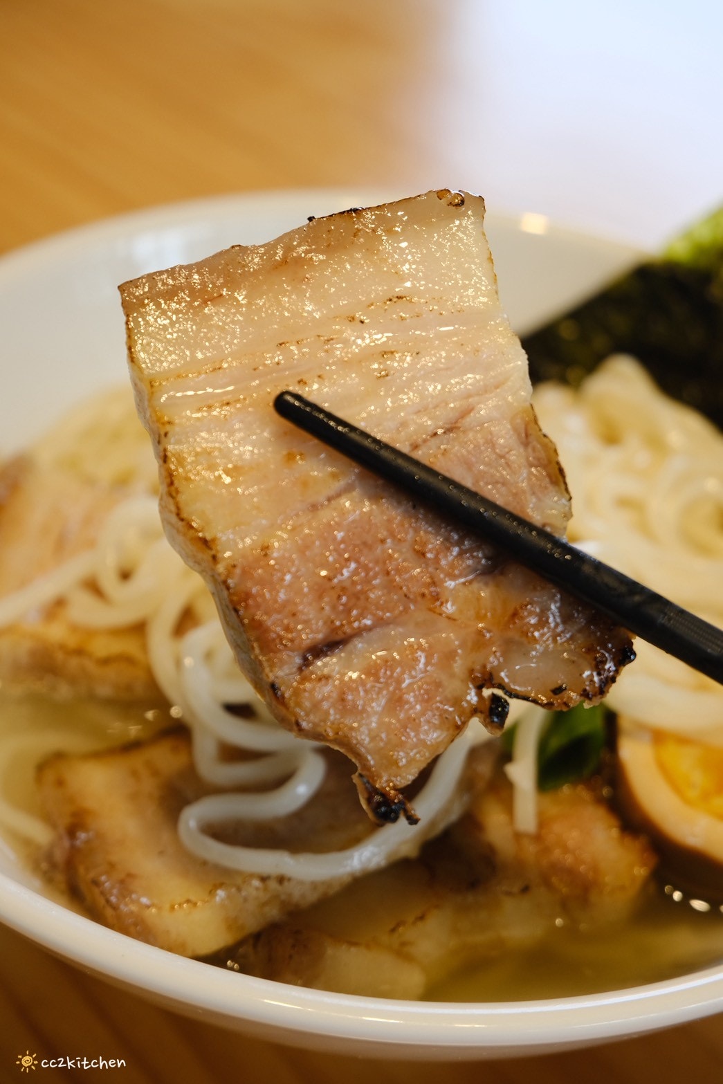 台東大武美食推薦、南迴公路特色拉麵！「大和製物所」台東唯一豆腐拉麵套餐，隱身大武橋旁黑色老屋，由双亭院、絲綢咖啡主廚監製的清爽雞白湯台式拉麵。