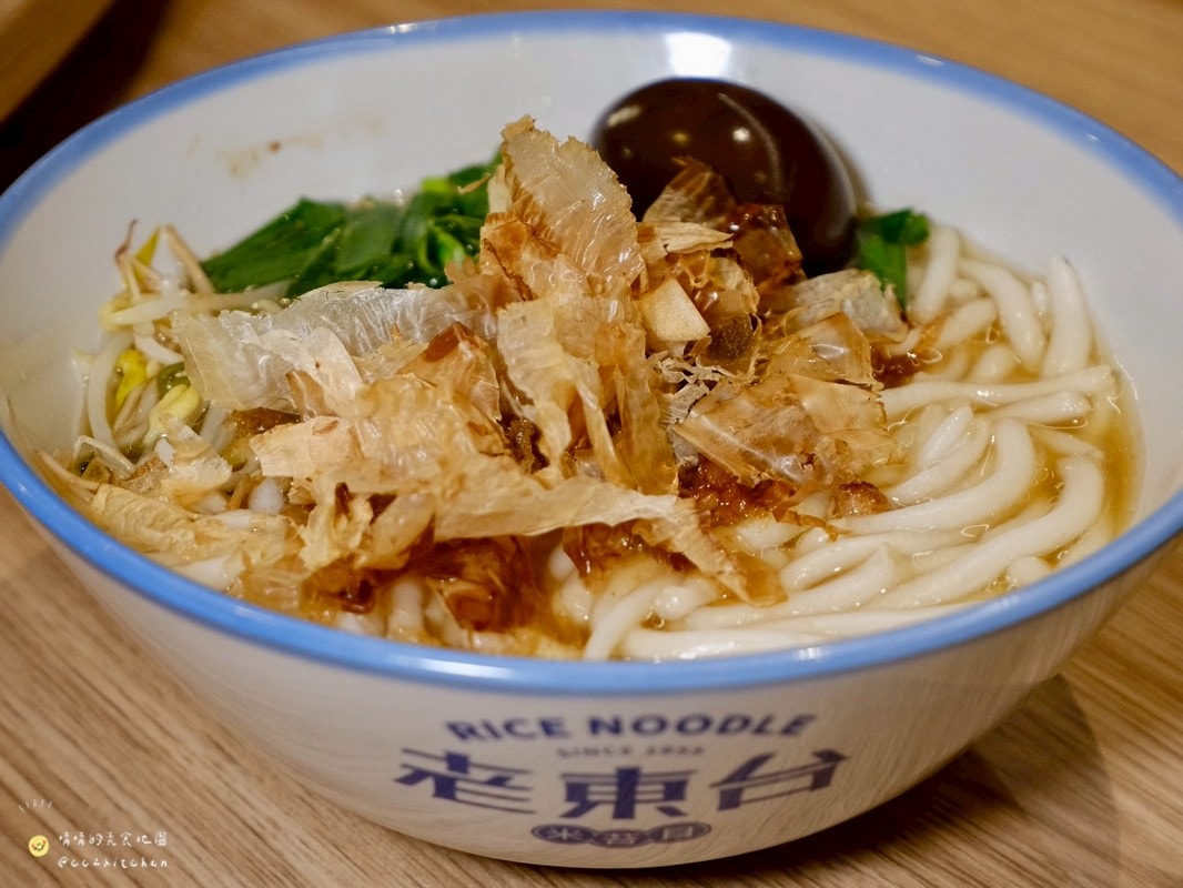 台東必吃美食推薦！70年老店「老東台米苔目」4/1重新開幕啦～全新摩登復古風裝潢氣派登場，必吃老台東味米苔目、古早味米苔目冰，一次解鎖台東在地經典小吃與創新甜品。