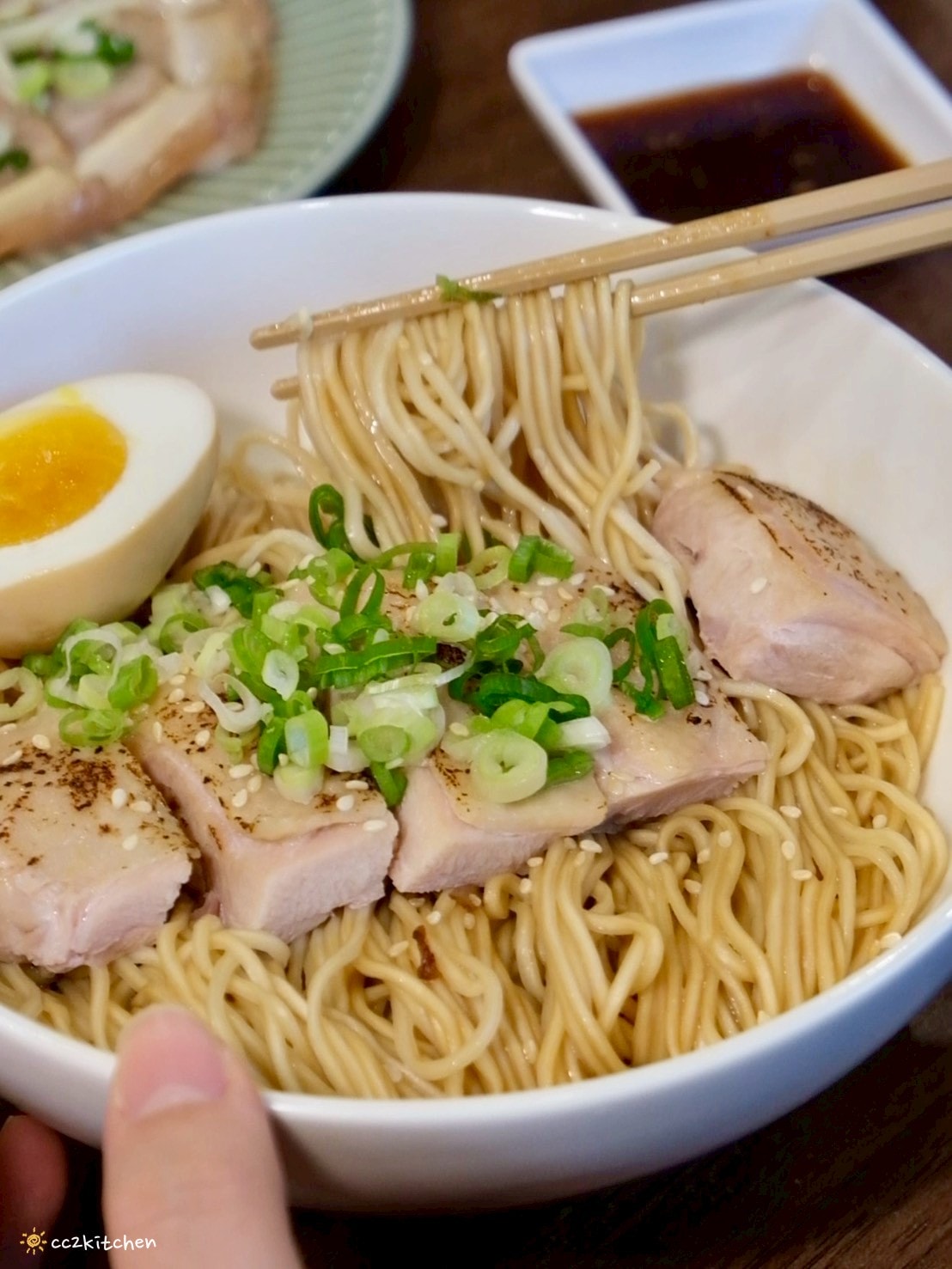 高雄左營美食推薦「老潮派-台灣麵食館 軍校店」！高雄必吃的超人氣麵食，必點香辣牛油牛三寶拌麵、蔥油嫩雞乾拌麵、紅油抄手，平價高CP值的人氣餐廳。