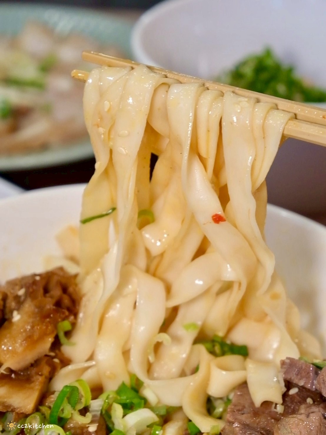 高雄左營美食推薦「老潮派-台灣麵食館 軍校店」！高雄必吃的超人氣麵食，必點香辣牛油牛三寶拌麵、蔥油嫩雞乾拌麵、紅油抄手，平價高CP值的人氣餐廳。