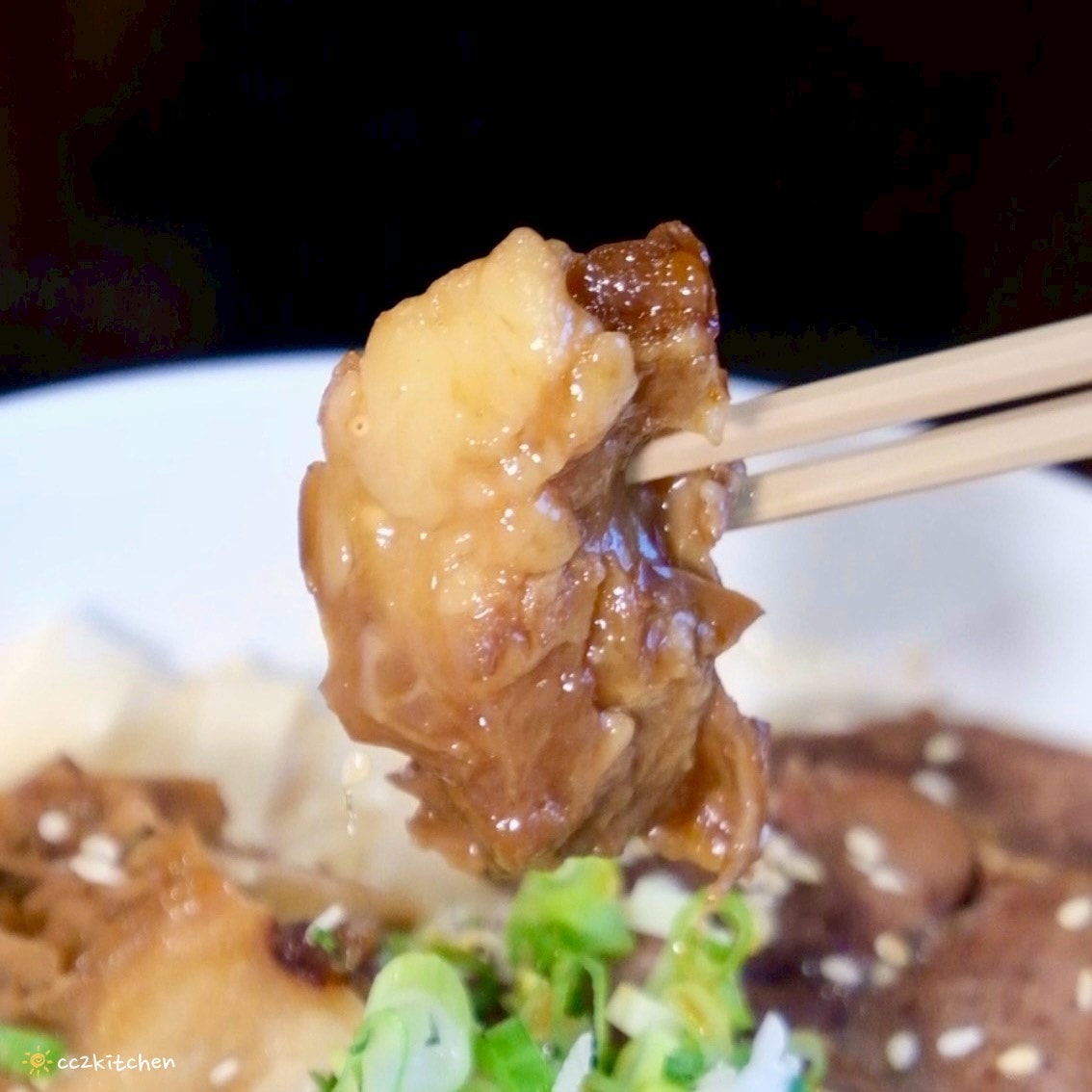 高雄左營美食推薦「老潮派-台灣麵食館 軍校店」！高雄必吃的超人氣麵食，必點香辣牛油牛三寶拌麵、蔥油嫩雞乾拌麵、紅油抄手，平價高CP值的人氣餐廳。