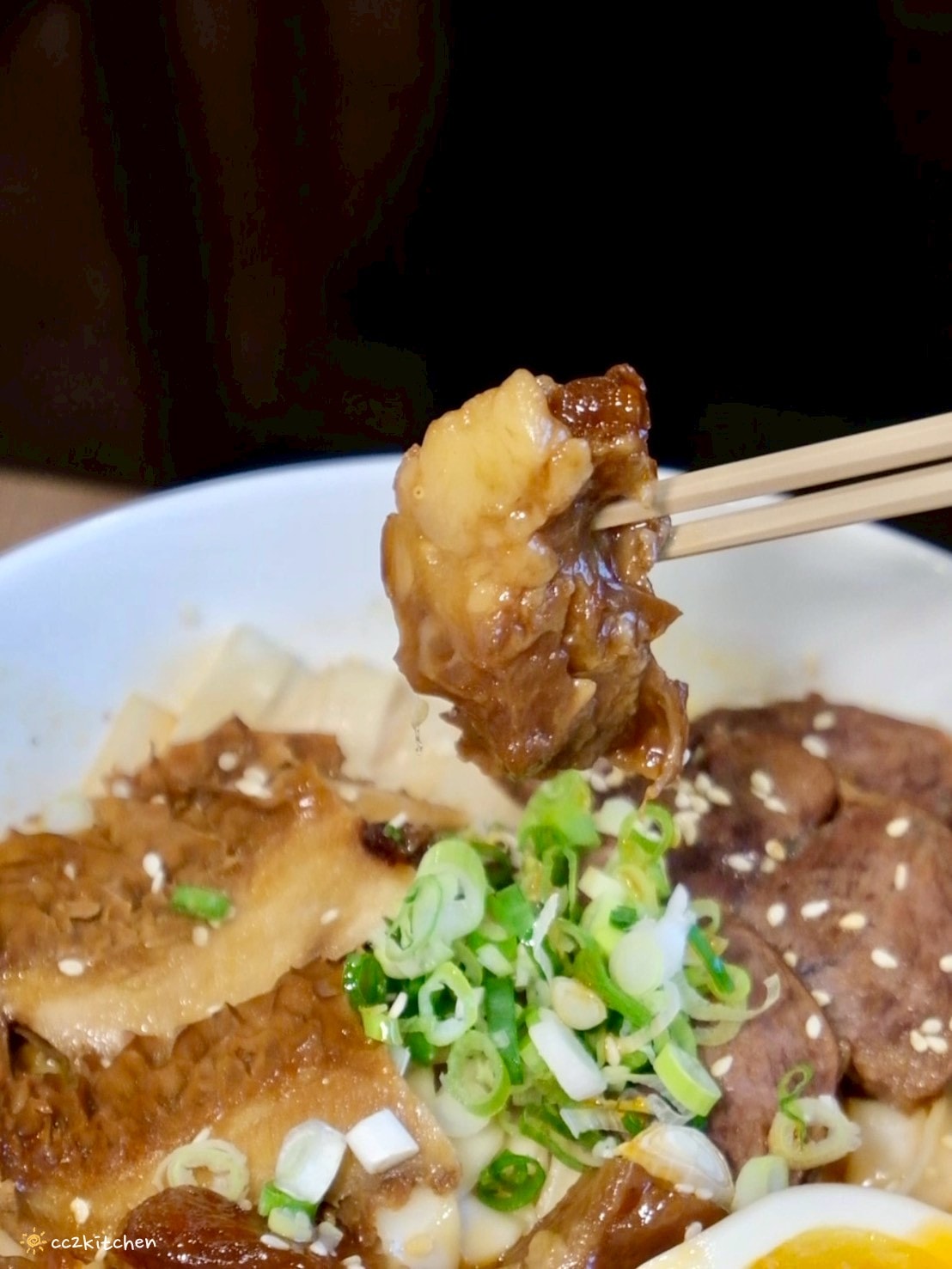 高雄左營美食推薦「老潮派-台灣麵食館 軍校店」！高雄必吃的超人氣麵食，必點香辣牛油牛三寶拌麵、蔥油嫩雞乾拌麵、紅油抄手，平價高CP值的人氣餐廳。