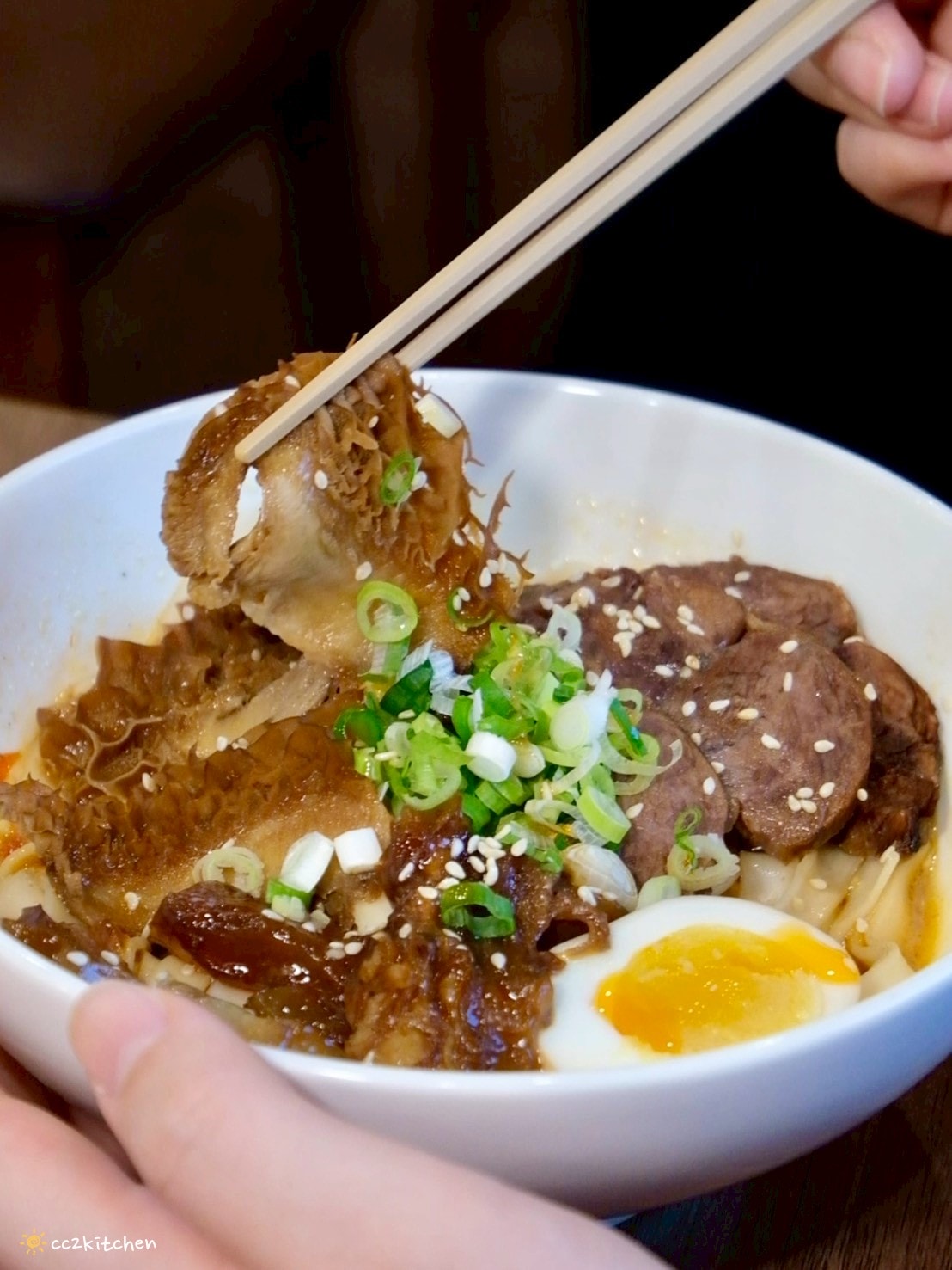高雄左營美食推薦「老潮派-台灣麵食館 軍校店」！高雄必吃的超人氣麵食，必點香辣牛油牛三寶拌麵、蔥油嫩雞乾拌麵、紅油抄手，平價高CP值的人氣餐廳。