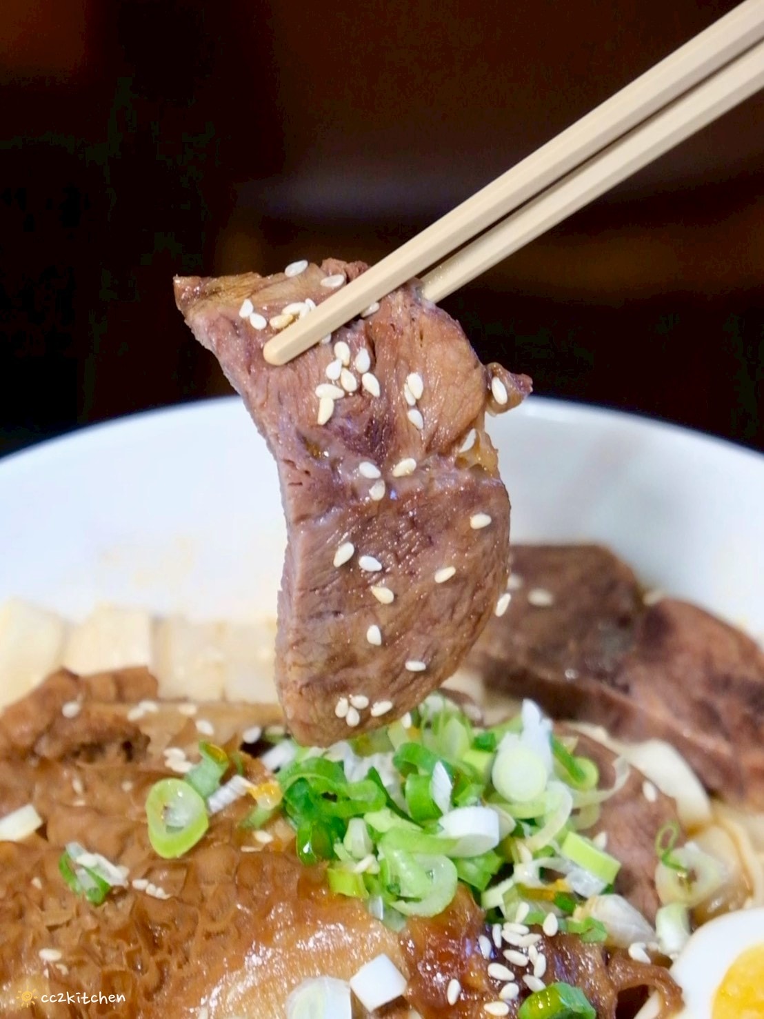 高雄左營美食推薦「老潮派-台灣麵食館 軍校店」！高雄必吃的超人氣麵食，必點香辣牛油牛三寶拌麵、蔥油嫩雞乾拌麵、紅油抄手，平價高CP值的人氣餐廳。