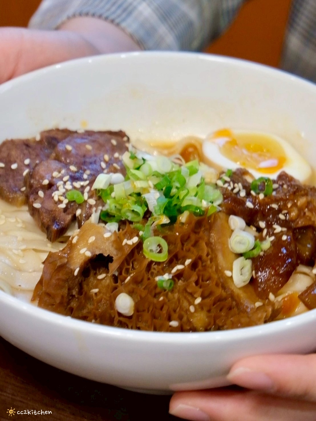 高雄左營美食推薦「老潮派-台灣麵食館 軍校店」！高雄必吃的超人氣麵食，必點香辣牛油牛三寶拌麵、蔥油嫩雞乾拌麵、紅油抄手，平價高CP值的人氣餐廳。