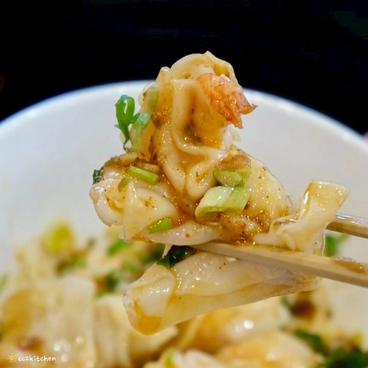 高雄左營美食推薦「老潮派-台灣麵食館 軍校店」！高雄必吃的超人氣麵食，必點香辣牛油牛三寶拌麵、蔥油嫩雞乾拌麵、紅油抄手，平價高CP值的人氣餐廳。