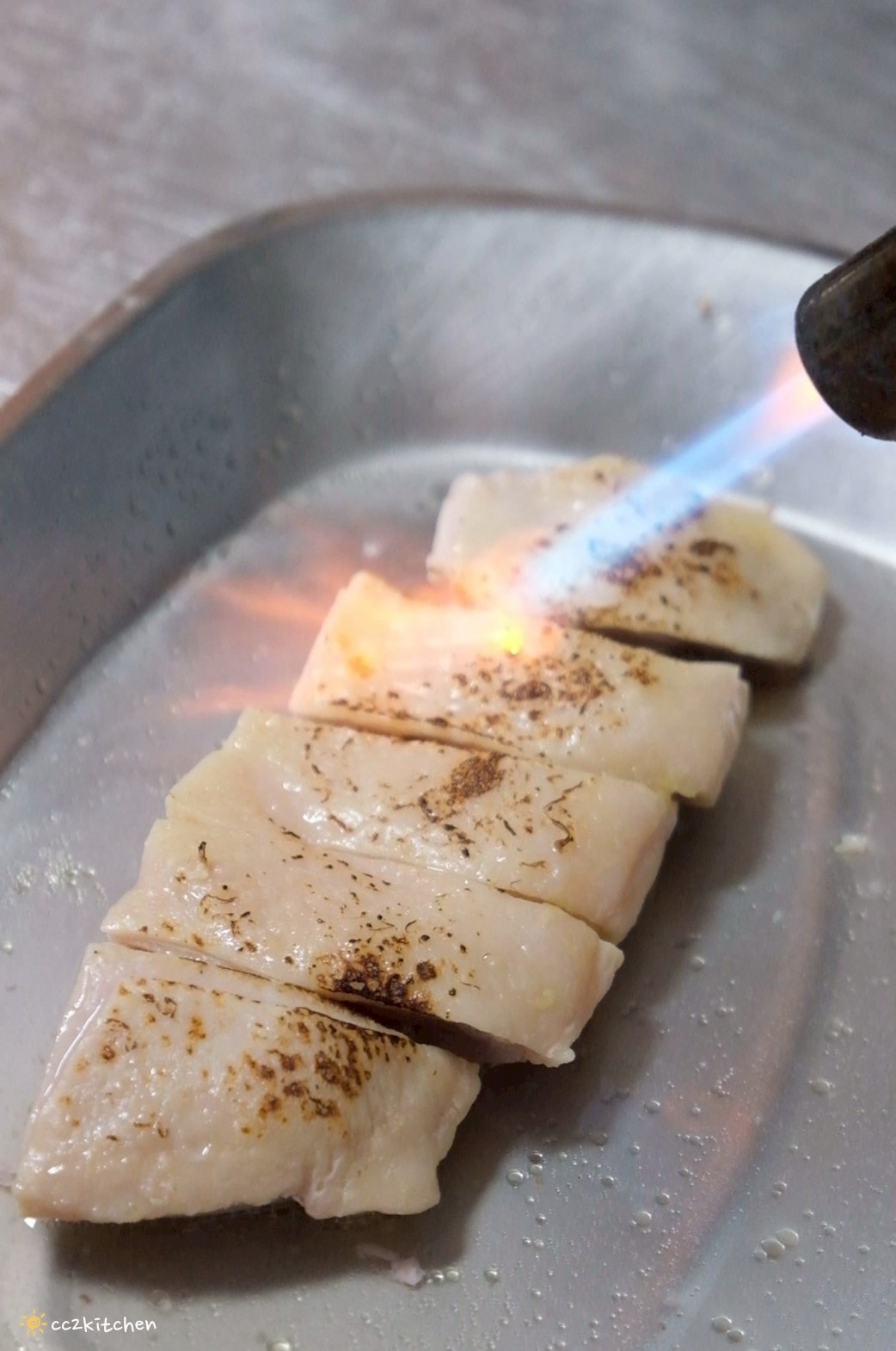 高雄左營美食推薦「老潮派-台灣麵食館 軍校店」！高雄必吃的超人氣麵食，必點香辣牛油牛三寶拌麵、蔥油嫩雞乾拌麵、紅油抄手，平價高CP值的人氣餐廳。