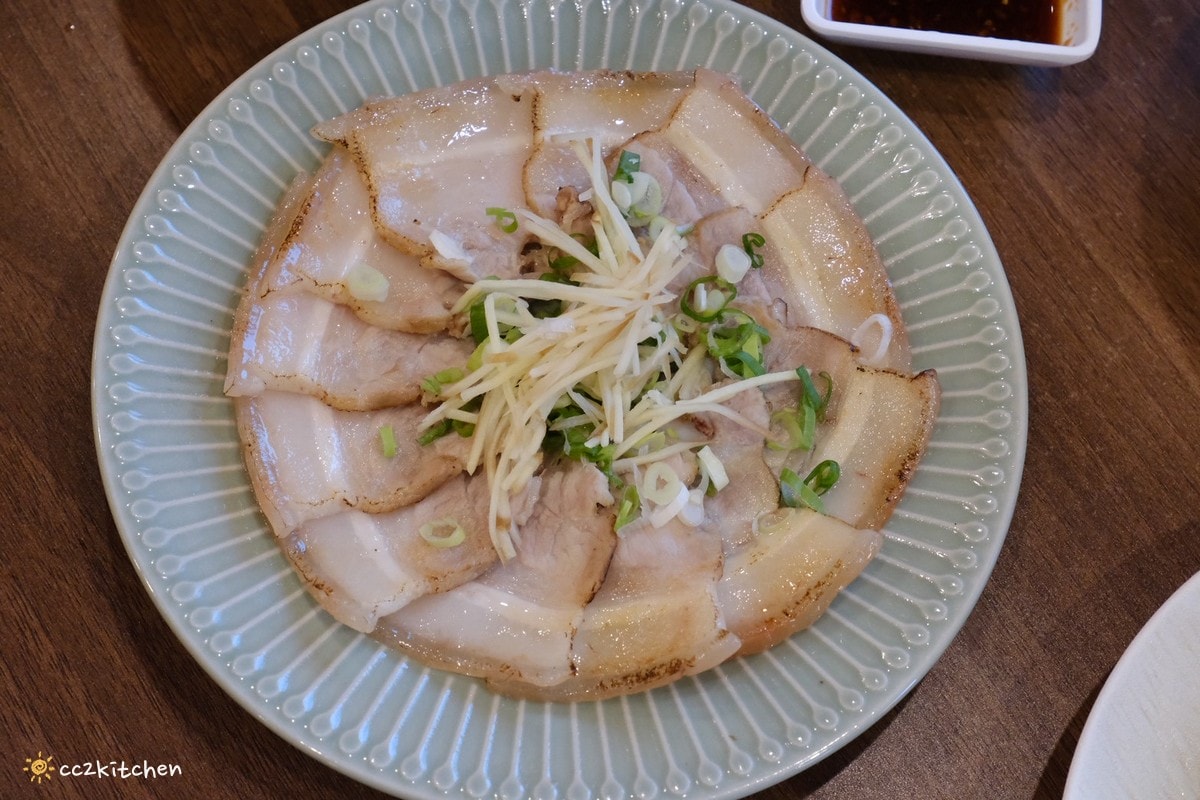高雄左營美食推薦「老潮派-台灣麵食館 軍校店」！高雄必吃的超人氣麵食，必點香辣牛油牛三寶拌麵、蔥油嫩雞乾拌麵、紅油抄手，平價高CP值的人氣餐廳。