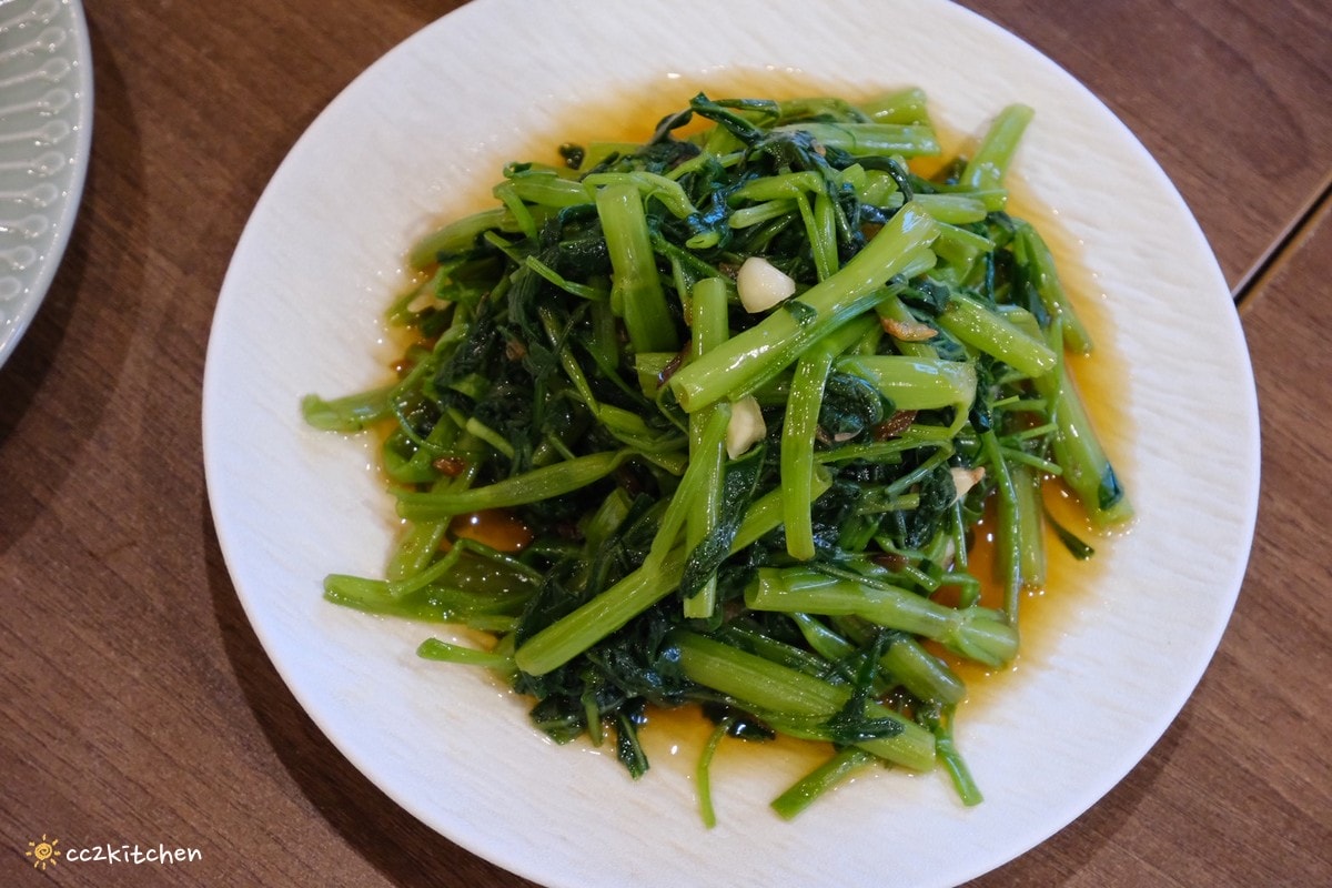 高雄左營美食推薦「老潮派-台灣麵食館 軍校店」！高雄必吃的超人氣麵食，必點香辣牛油牛三寶拌麵、蔥油嫩雞乾拌麵、紅油抄手，平價高CP值的人氣餐廳。