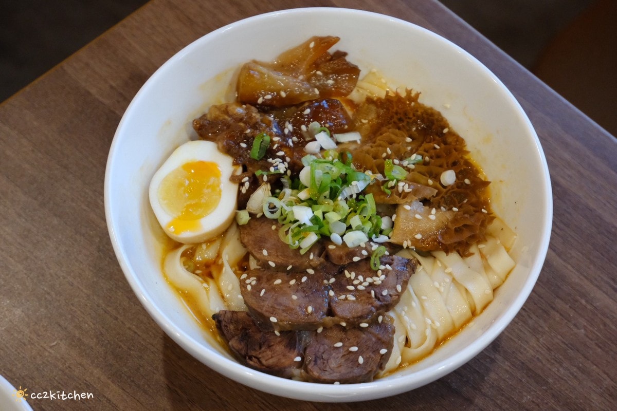 高雄左營美食推薦「老潮派-台灣麵食館 軍校店」！高雄必吃的超人氣麵食，必點香辣牛油牛三寶拌麵、蔥油嫩雞乾拌麵、紅油抄手，平價高CP值的人氣餐廳。