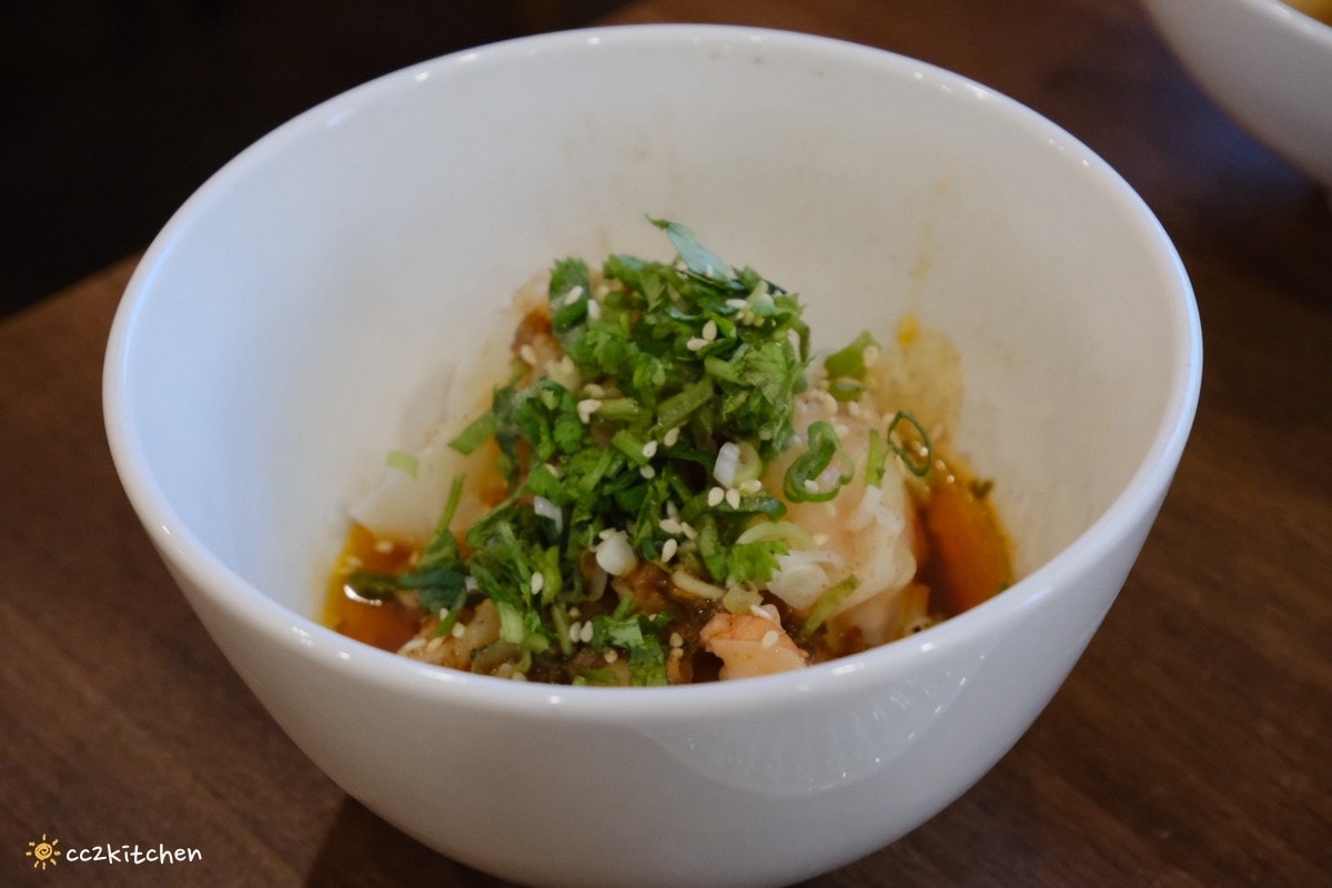 高雄左營美食推薦「老潮派-台灣麵食館 軍校店」！高雄必吃的超人氣麵食，必點香辣牛油牛三寶拌麵、蔥油嫩雞乾拌麵、紅油抄手，平價高CP值的人氣餐廳。