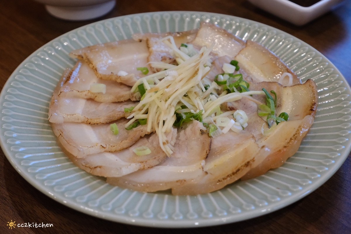 高雄左營美食推薦「老潮派-台灣麵食館 軍校店」！高雄必吃的超人氣麵食，必點香辣牛油牛三寶拌麵、蔥油嫩雞乾拌麵、紅油抄手，平價高CP值的人氣餐廳。