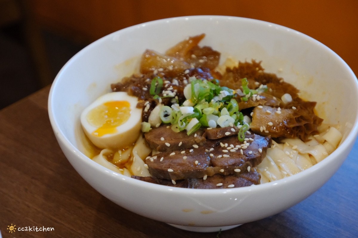 高雄左營美食推薦「老潮派-台灣麵食館 軍校店」！高雄必吃的超人氣麵食，必點香辣牛油牛三寶拌麵、蔥油嫩雞乾拌麵、紅油抄手，平價高CP值的人氣餐廳。