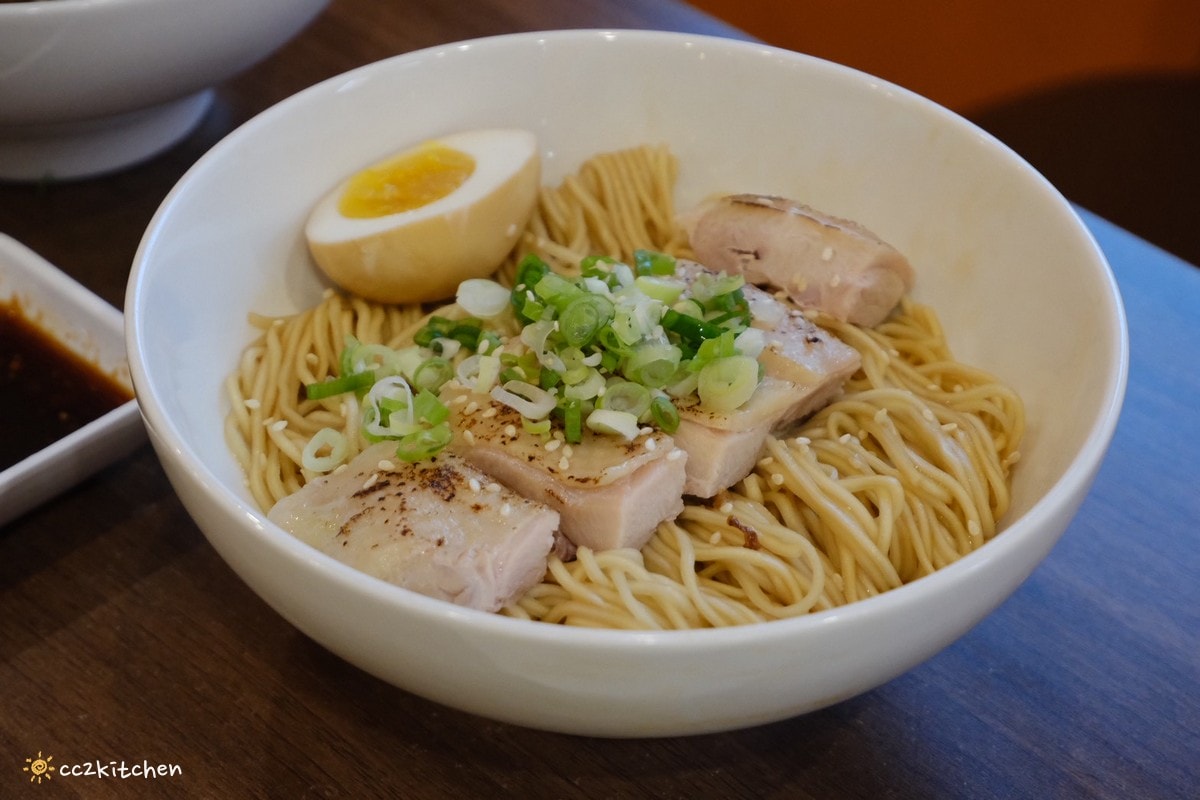 高雄左營美食推薦「老潮派-台灣麵食館 軍校店」！高雄必吃的超人氣麵食，必點香辣牛油牛三寶拌麵、蔥油嫩雞乾拌麵、紅油抄手，平價高CP值的人氣餐廳。