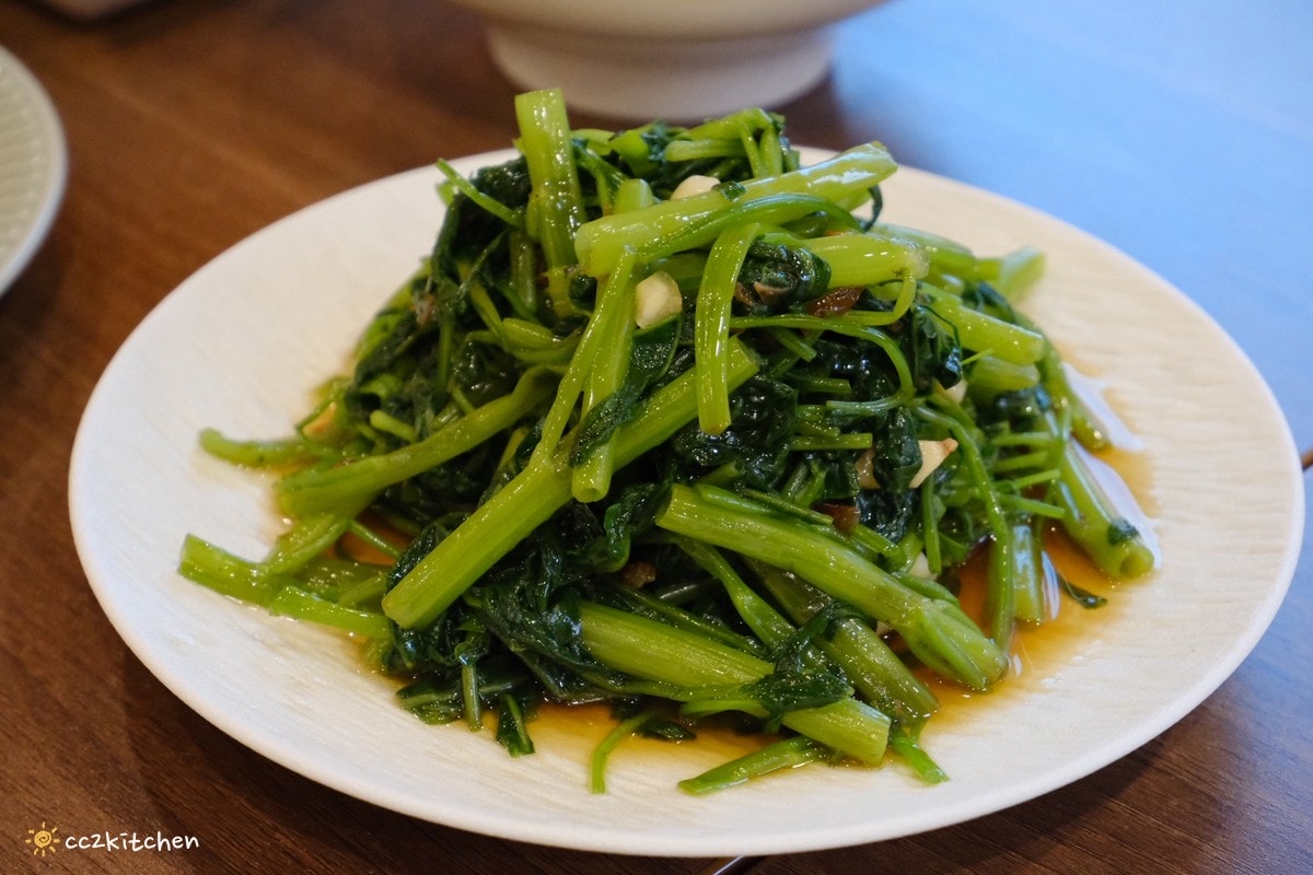 高雄左營美食推薦「老潮派-台灣麵食館 軍校店」！高雄必吃的超人氣麵食，必點香辣牛油牛三寶拌麵、蔥油嫩雞乾拌麵、紅油抄手，平價高CP值的人氣餐廳。