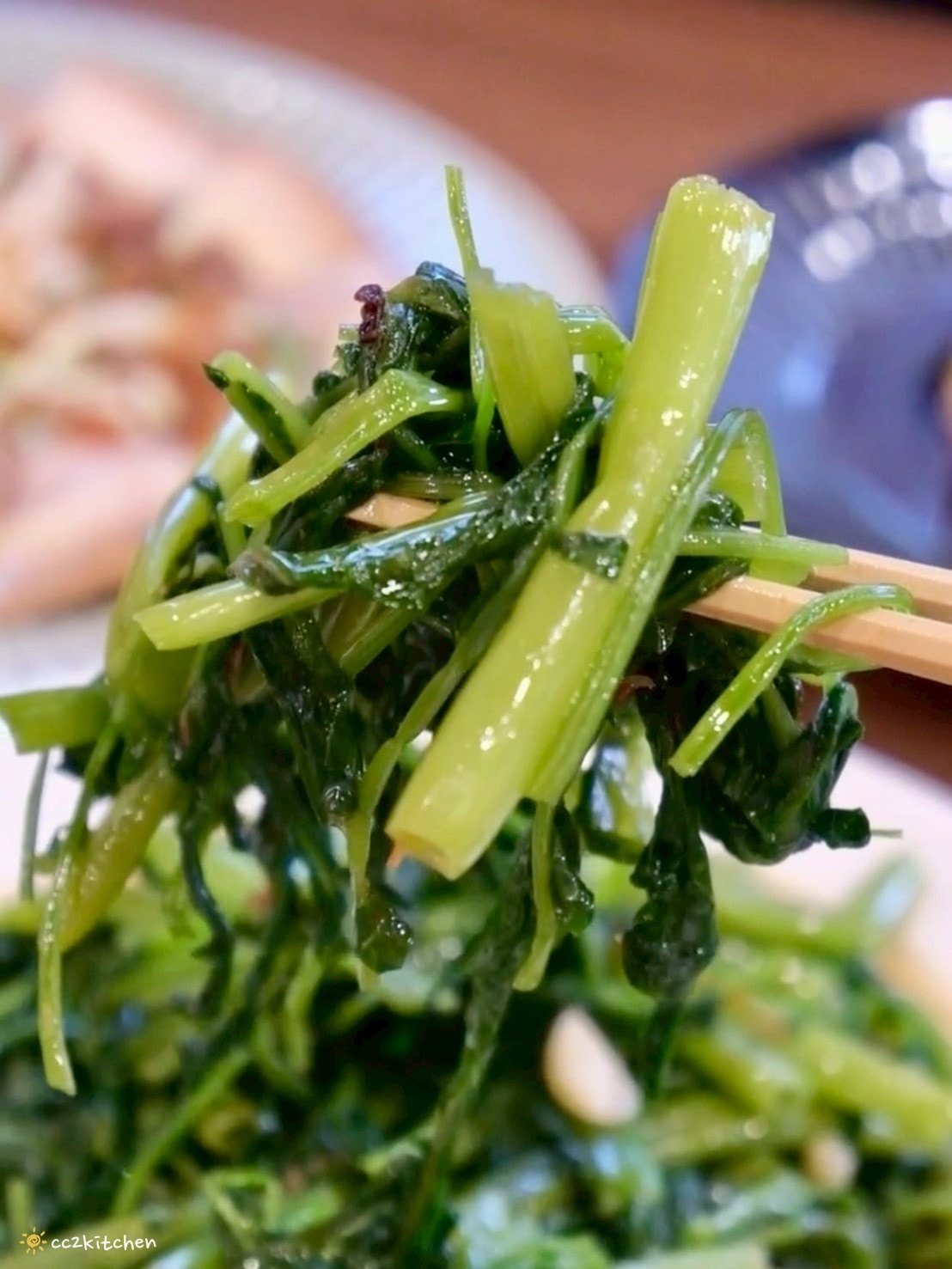 高雄左營美食推薦「老潮派-台灣麵食館 軍校店」！高雄必吃的超人氣麵食，必點香辣牛油牛三寶拌麵、蔥油嫩雞乾拌麵、紅油抄手，平價高CP值的人氣餐廳。